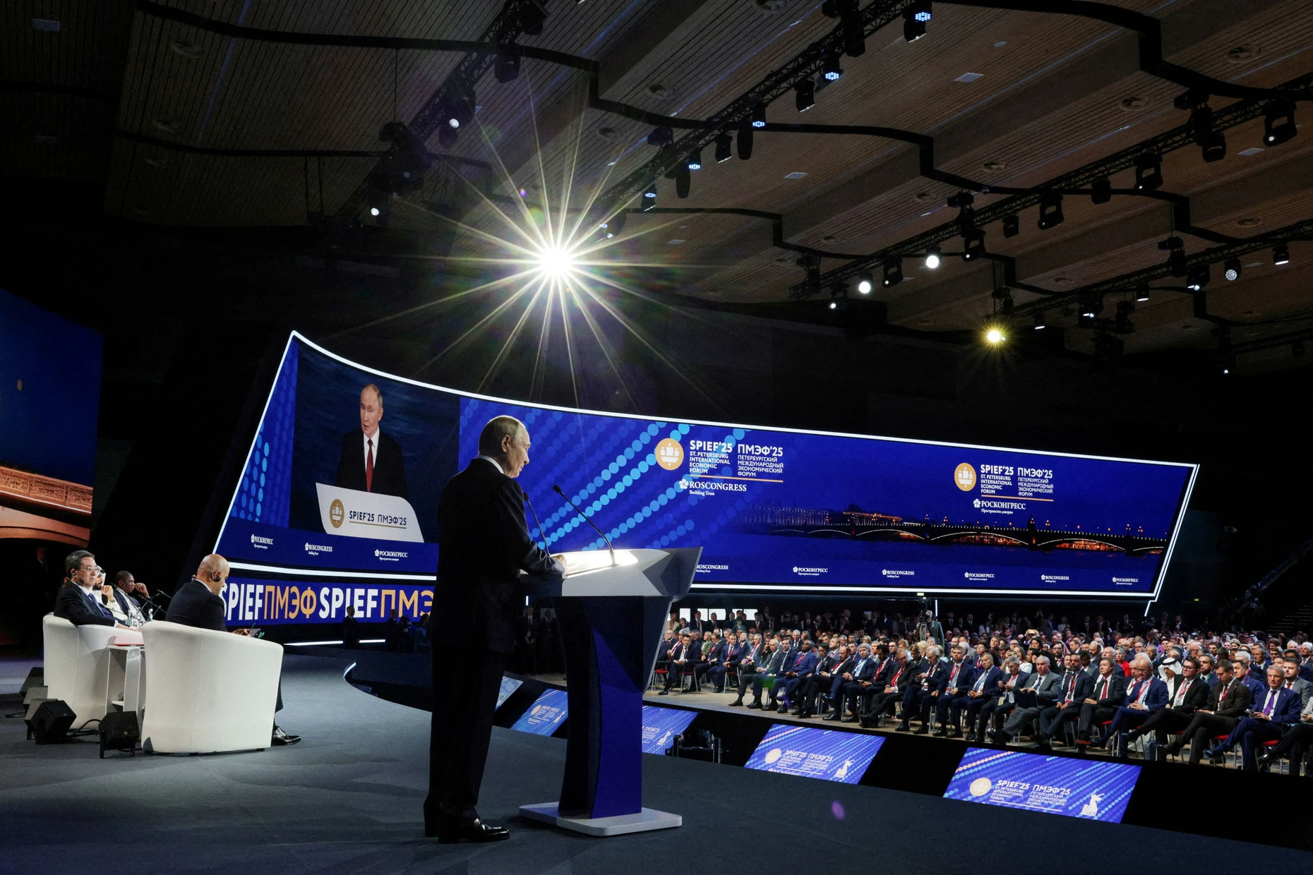 Die Zuhörer brauchen einen negativen Covidtest: Putin im vergangenen Jahr auf seinem Petersburger Wirtschaftsforum.