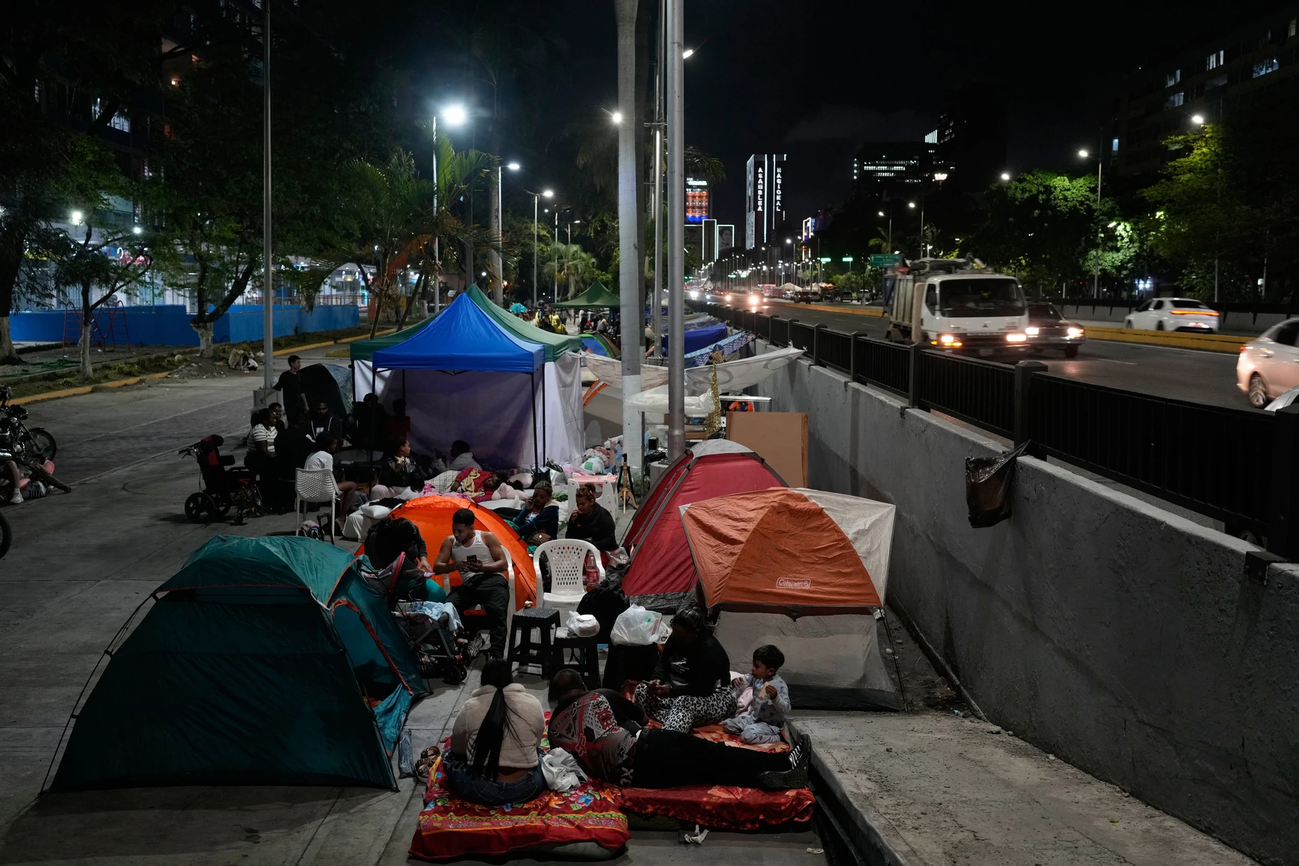 Viele Menschen verbrachten die Nacht aus Angst vor Nachbeben auf der Straße.