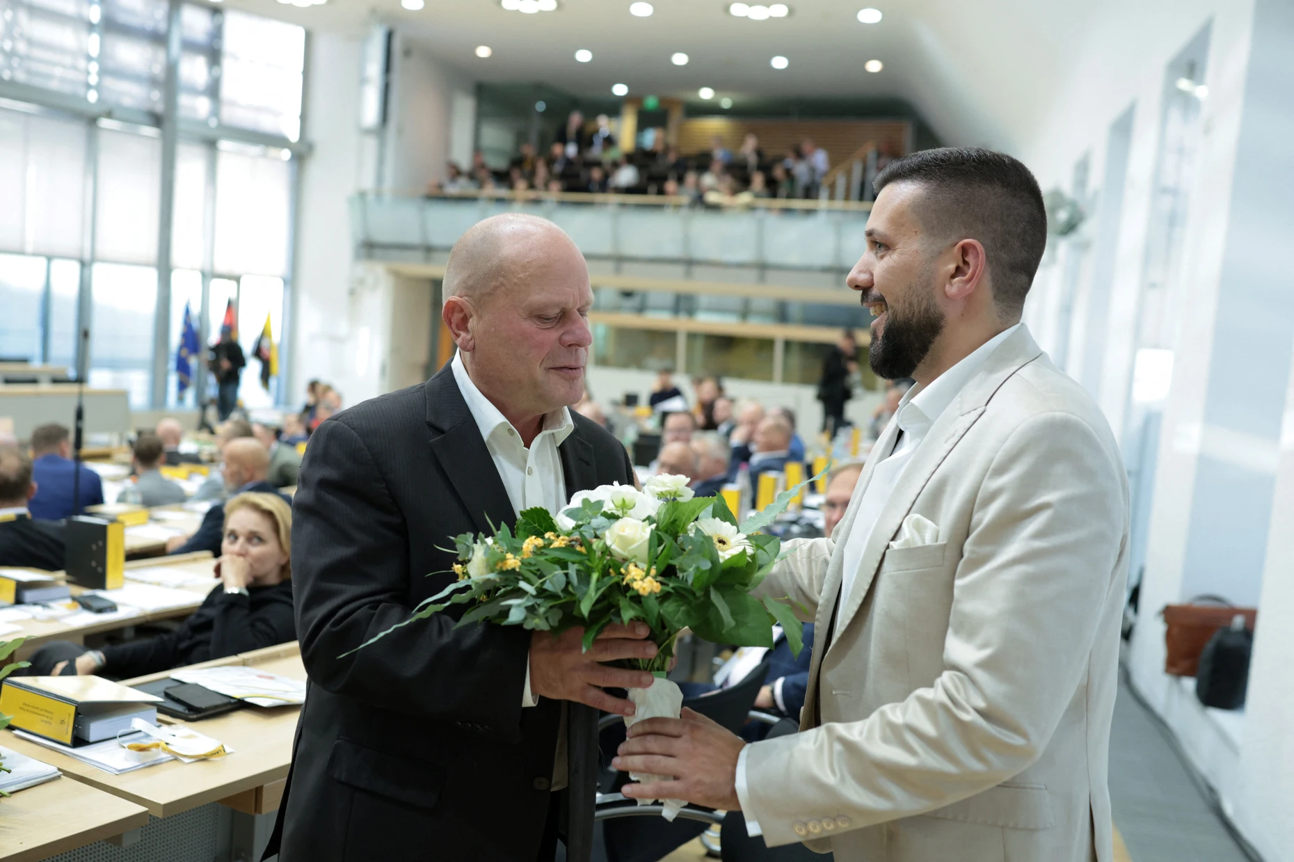 Carsten Borchert gratuliert Tobias Rausch (AfD) nach dessen Wahl zum Landtagspräsidenten.