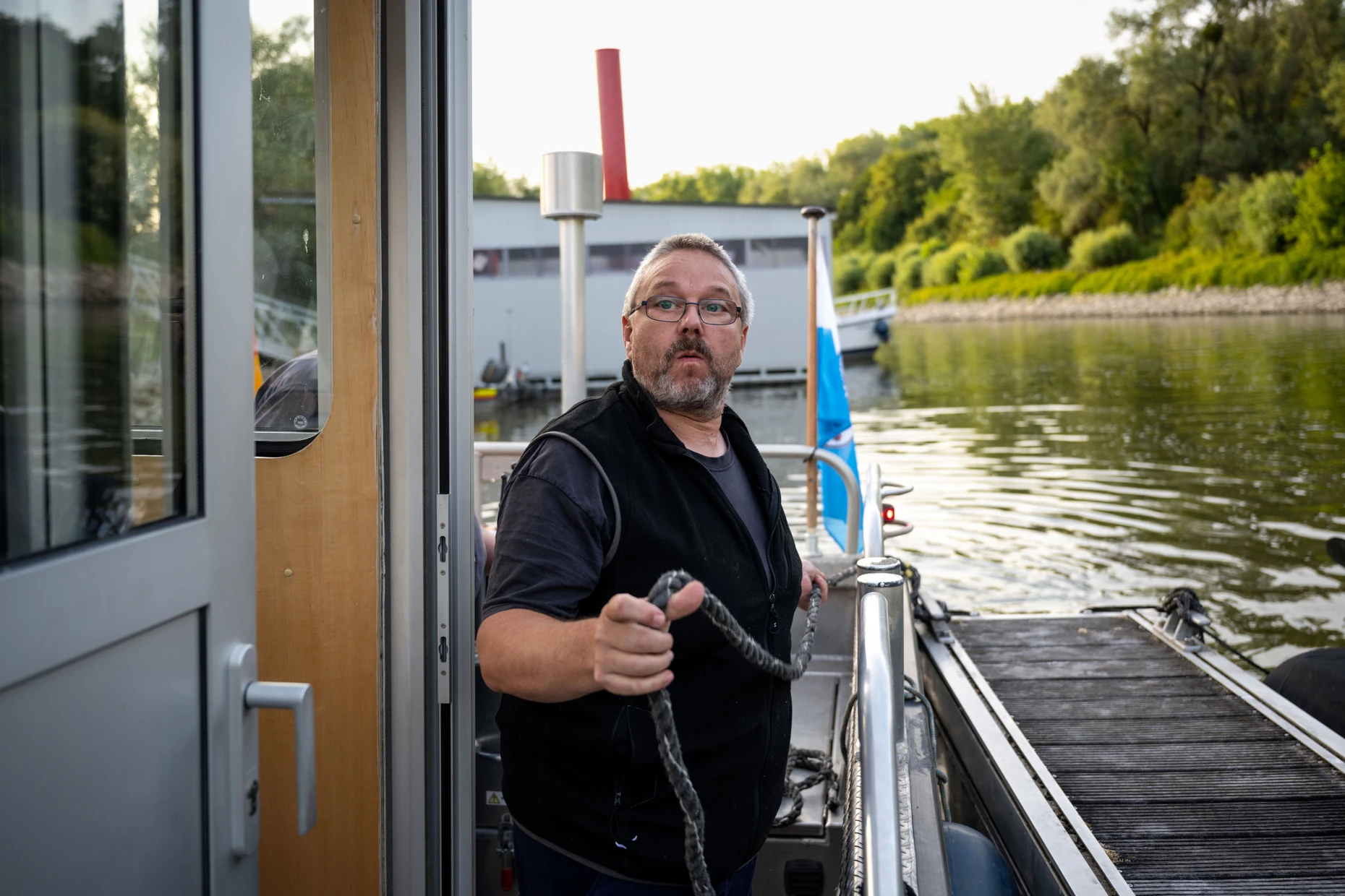 Was macht der Fährmann?: Christian Metzger wirft die Leine im Oppenheimer Hafen zum Anlegen aus.