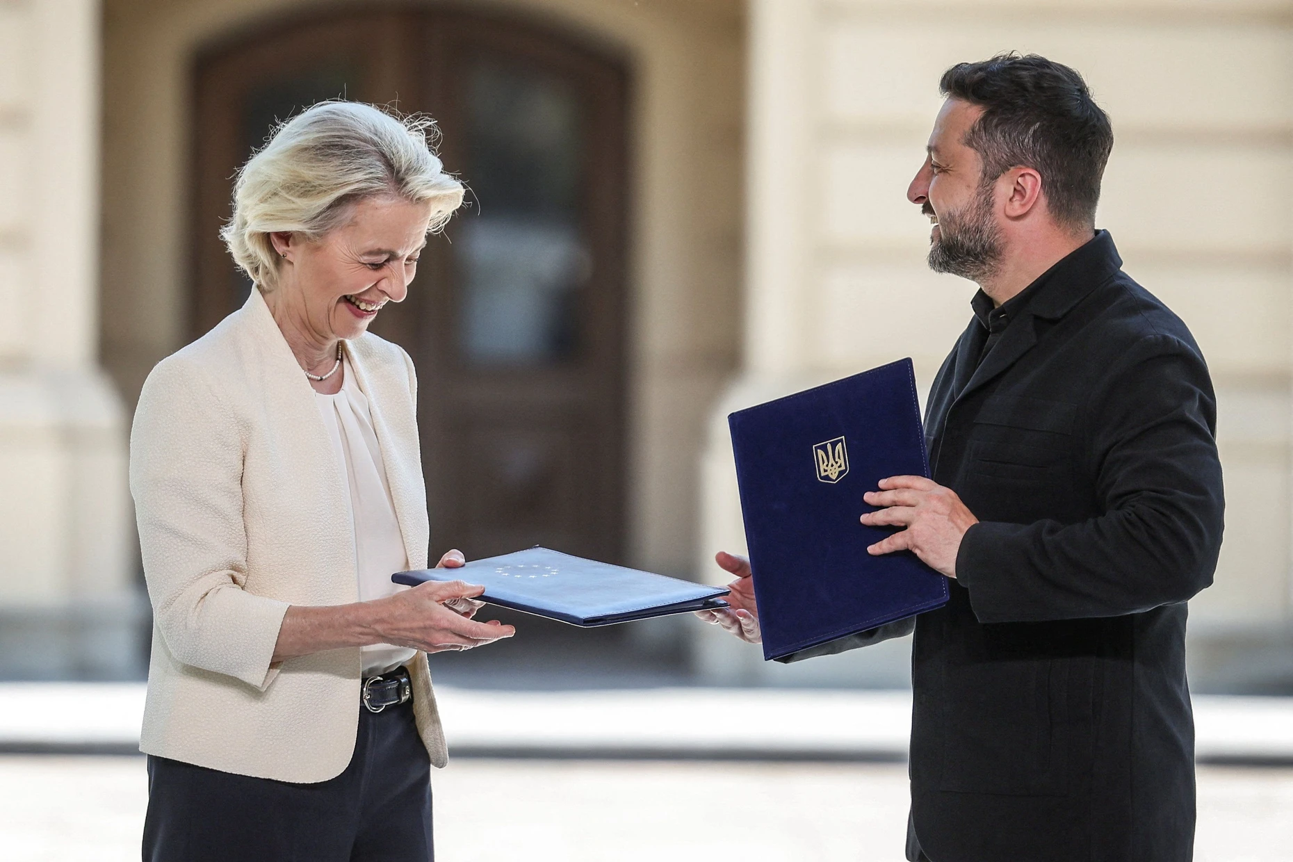 Der ukrainische Präsident Wolodymyr Selenskyj und EU-Kommissionspräsidentin Ursula von der Leyen besiegeln ihre Rüstungspartnerschaft am 15. Juli 2026 in Kiew.