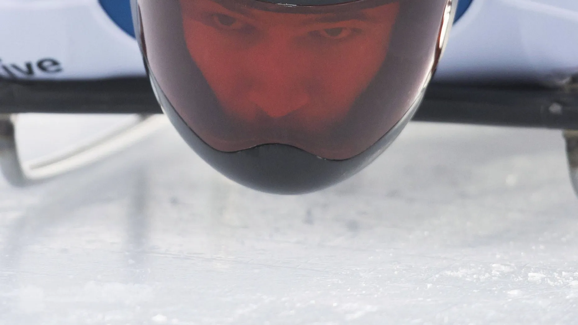 Vier russische Skeletonpiloten sind wegen Doping-Verdachts vom Internationalen Bob- und Skeletonverband IBSF vorläufig gesperrt worden. Die Sperre erfolge im Zuge der Nachermittlungen des Internationalen Olympischen Komitees (IOC) zu den Winterspielen in Sotschi 2014, teilte der IBSF in Lausanne mit. Namen wurden nicht genannt. In Sotschi waren nach Angaben der Agentur Tass sechs russische Skeletonis angetreten. Alexander Tretjakow (Bild) hatte Gold gewonnen, Jelena Nikitina holte Silber. Der frühere deutsche Nationaltrainer der russischen Skeletonis, Willi Schneider, nahm die Sportler in Schutz. Seinem Wissen nach als damals zuständiger Trainer habe keiner der russischen Athleten leistungssteigernde Mittel genommen, sagte er der Agentur Tass. (dpa)