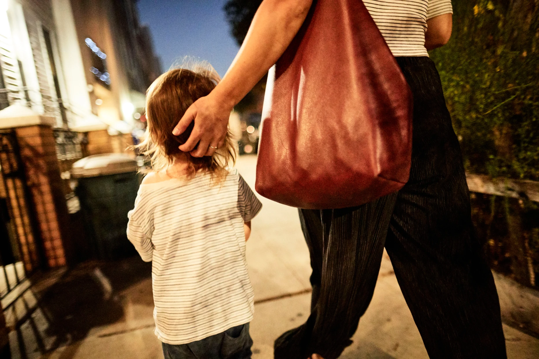 Immer am Hetzen – mit Tasche und Kind