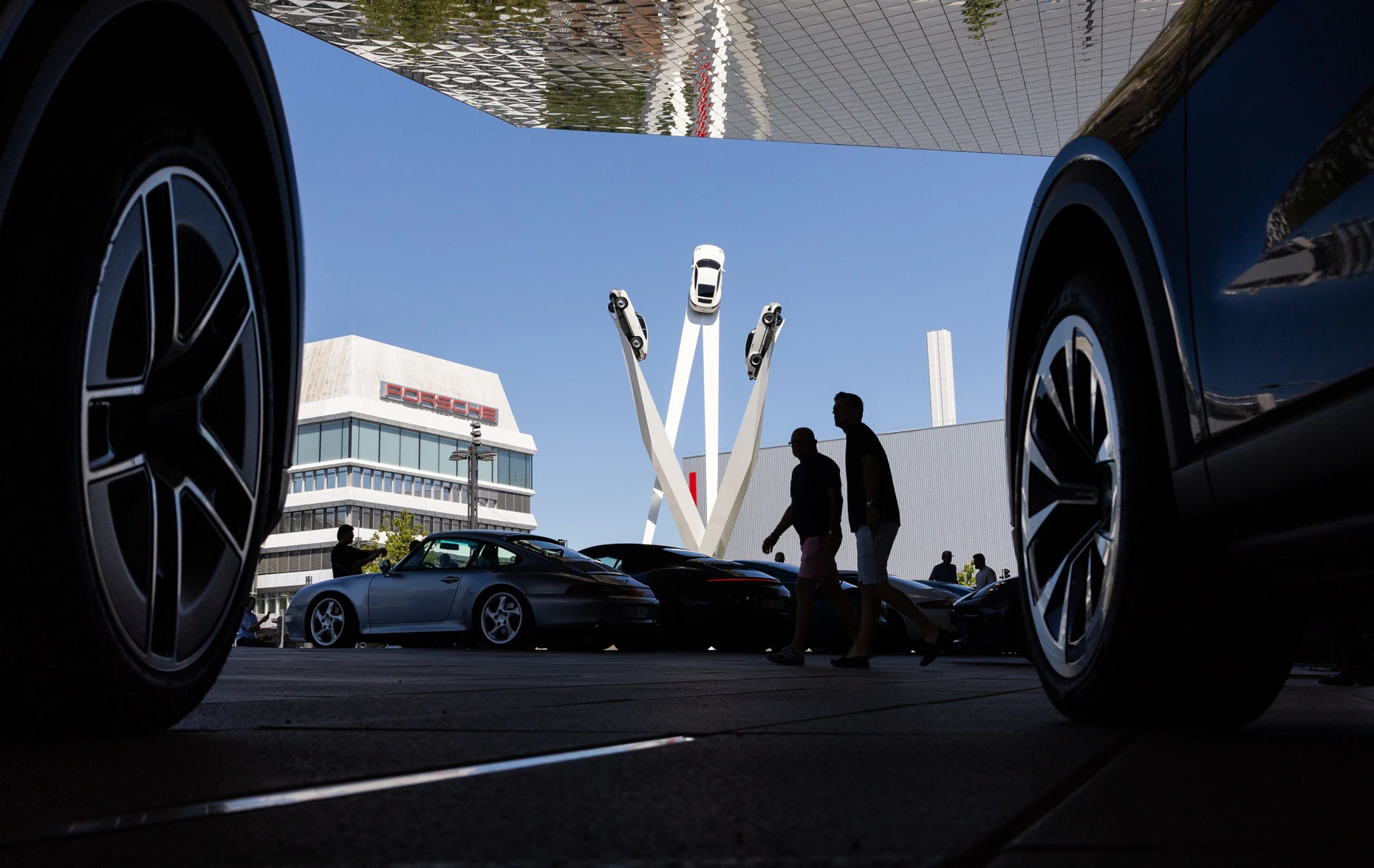 Standort mit langer Geschichte: Vor dem Porsche-Museum in Zuffenhausen ist die Skulptur „Inspiration 911“ des Künstlers Gerry Judah zu sehen.