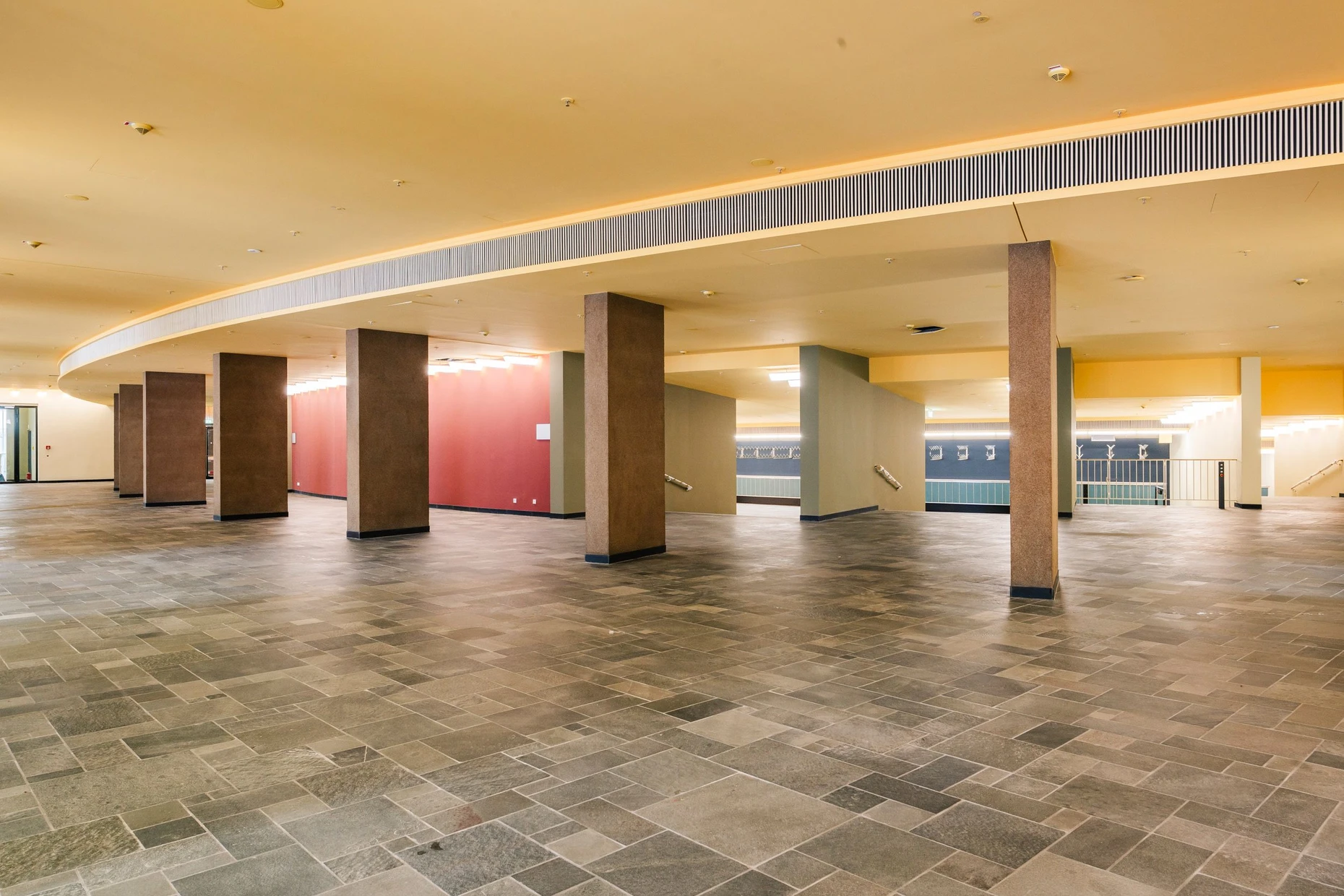 Blick aus dem Foyer in den Garderobenbereich mit der restaurierten Theke aus den Fünfzigerjahren