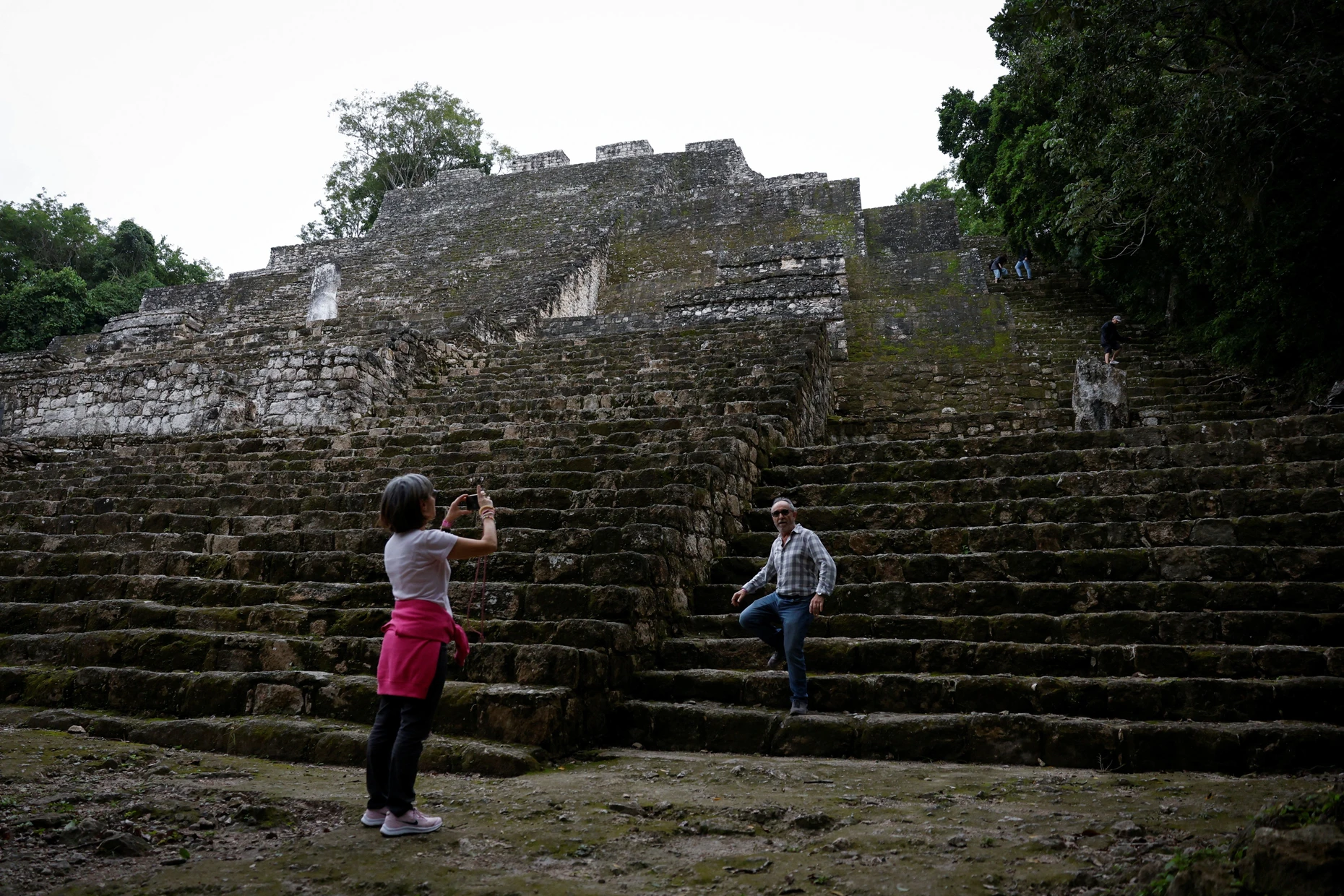 Touristen fotografieren die Pyramiden an der archäologischen Stätte Calakmul unweit des Tren-Maya-Hotels in Calakmul.