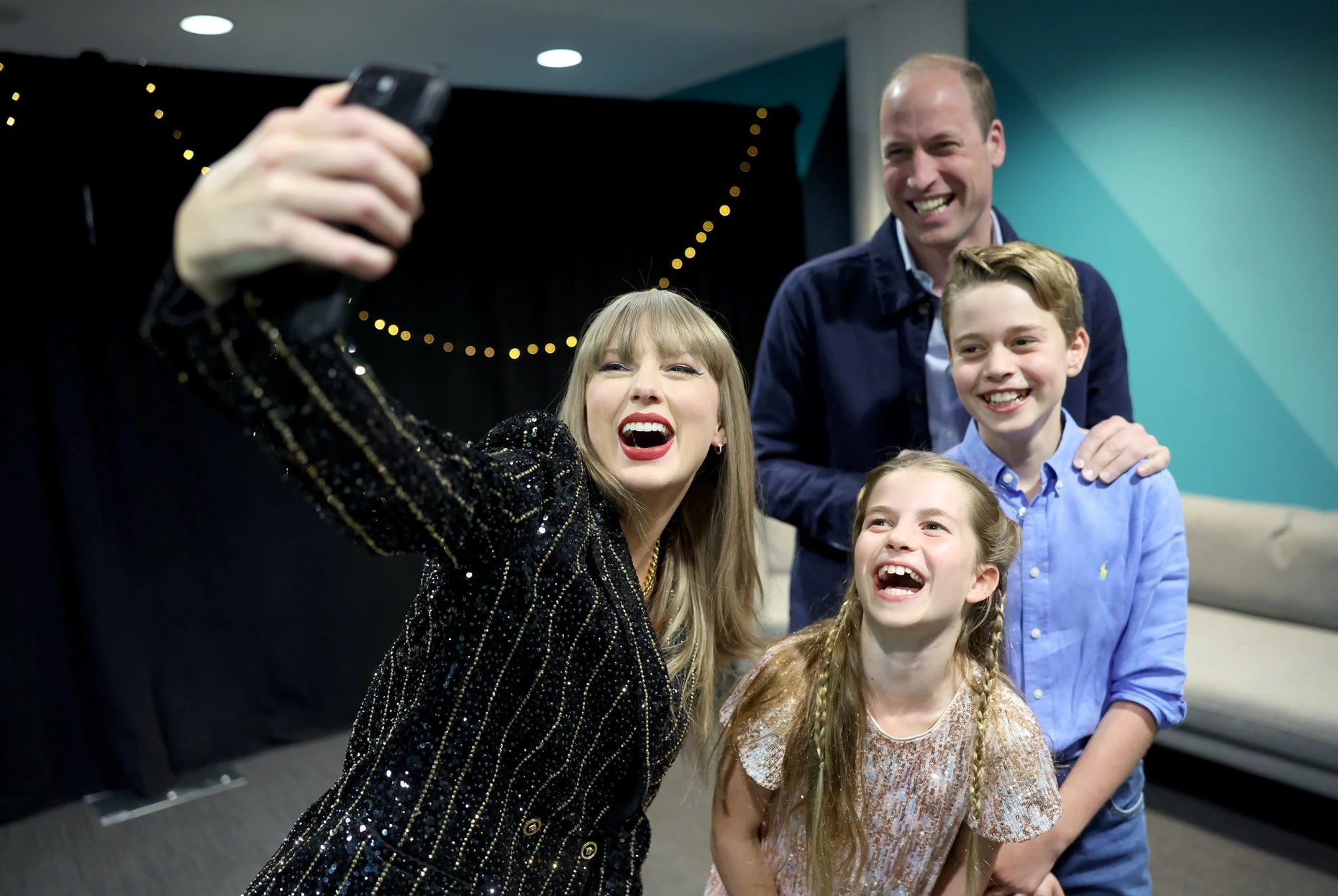 Hinter der Bühne 2024: Taylor Swift schießt Selfies mit Prinz William und seinen Kindern Charlotte und George im Wembley-Stadion in London.