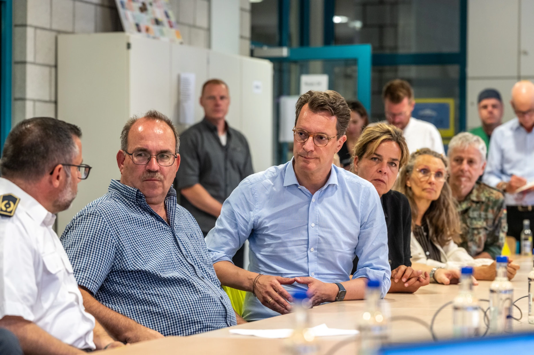 Treffen sich zur Lagebesprechung: Nordrhein-Westfalens Ministerpräsident Hendrik Wüst (3.v.l., CDU), Ralf Nolten (2.v.l., CDU), Landrat vom Kreis Düren, und Nordrhein-Westfalens Vize-Ministerpräsidentin und Wirtschaftsministerin Mona Neubaur (Grüne)