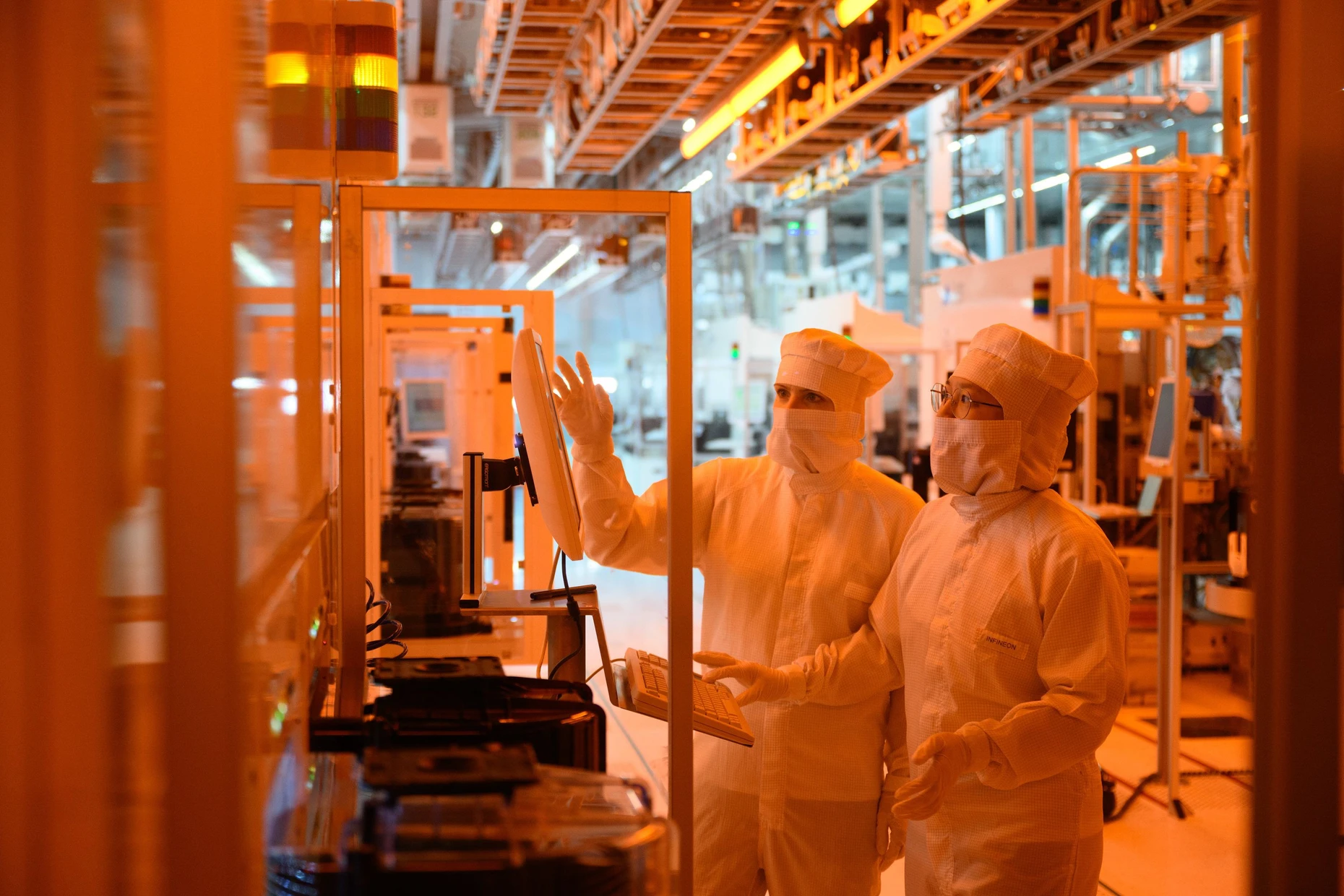 Mitarbeiter von Infineon in einer der bereits arbeitenden Fabriken des Konzerns in Dresden