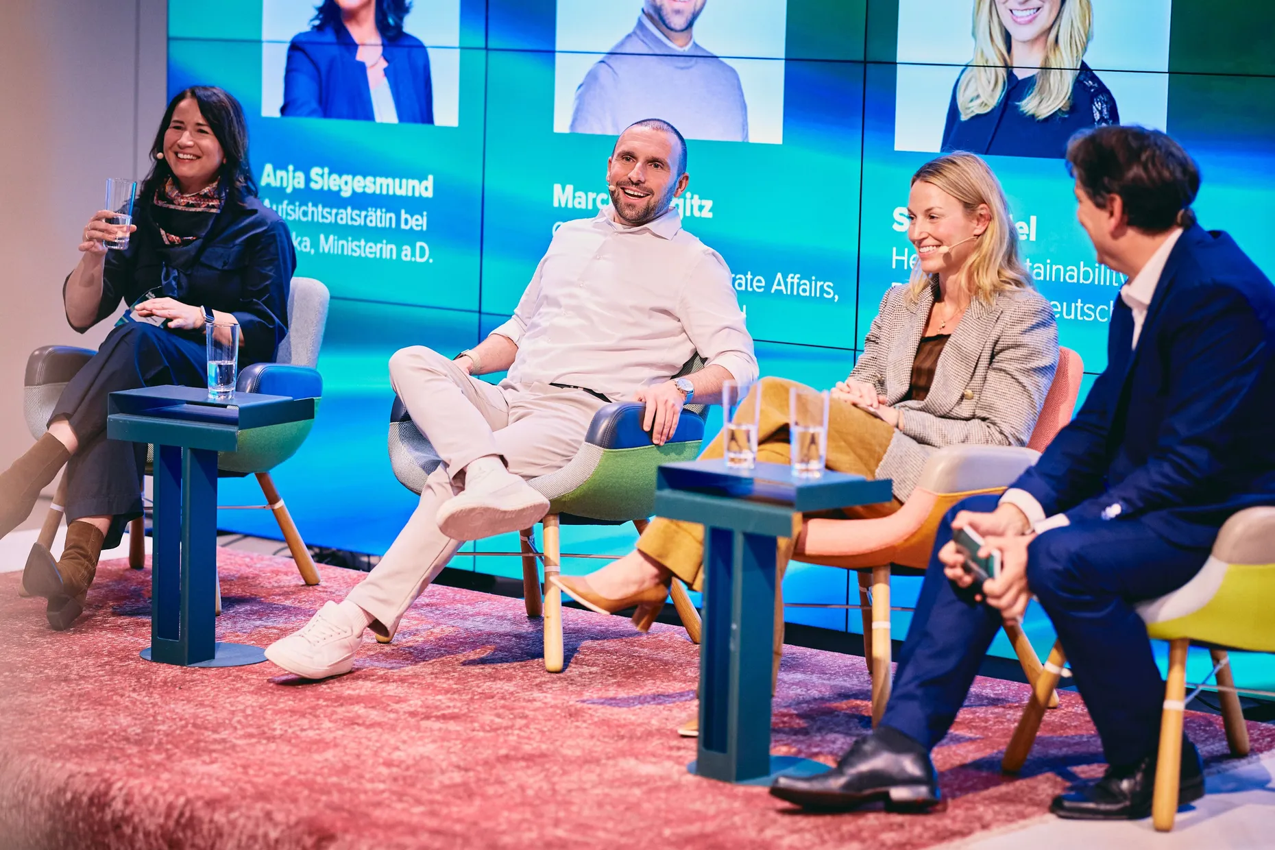 Pioniere mit Wirkung: Anja Siegesmund, Marcus Sagitz und Sara Ködel erläutern im Gespräch mit Prof. Dr. René Schmidpeter, worauf es der Jury ankam – von wirtschaftlicher Tragfähigkeit bis zum Potential, ganze Branchen zu verändern.