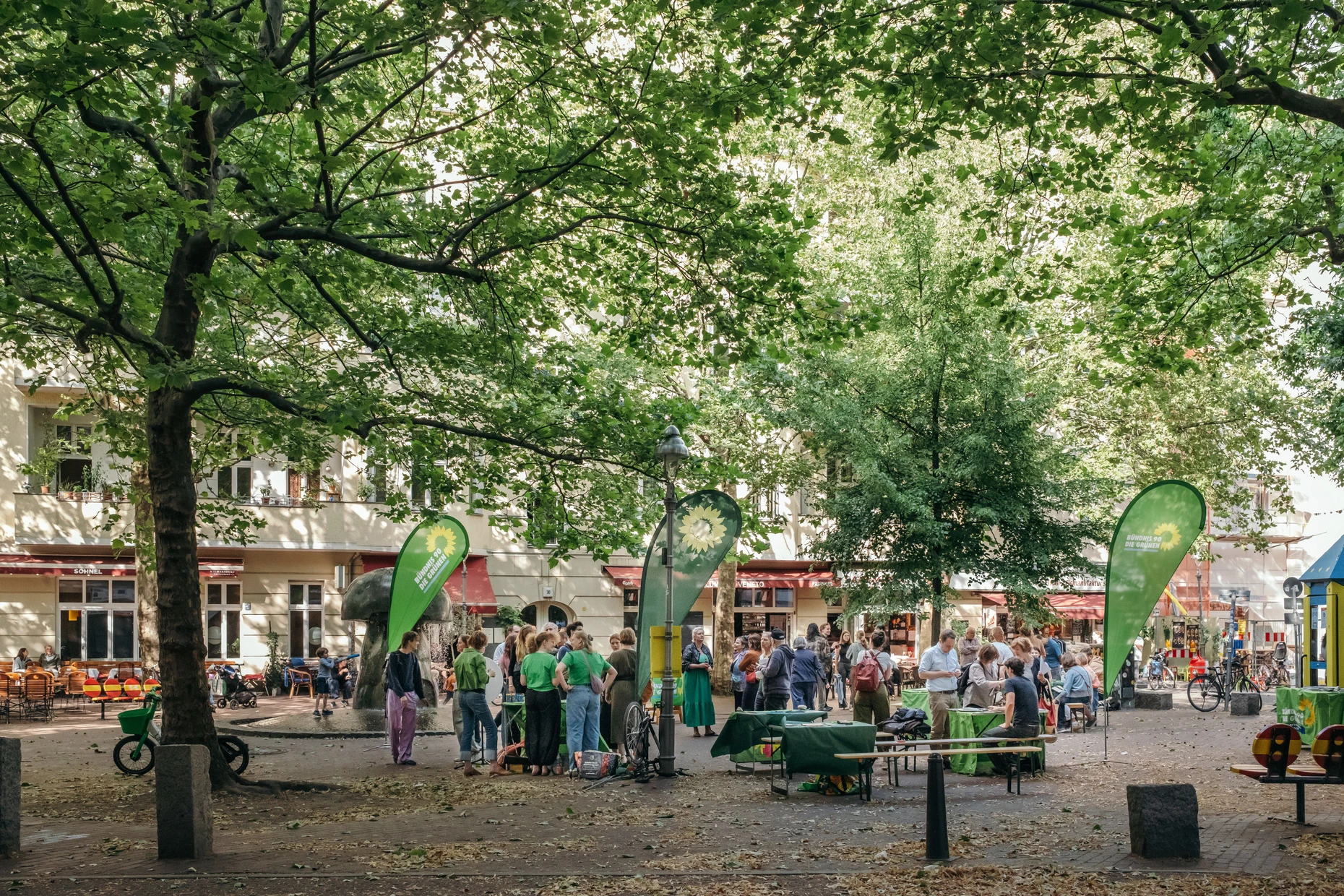 Rund fünfzig Parteimitglieder haben sich Anfang Juli zum Wahlkampfauftakt der Grünen versammelt.
