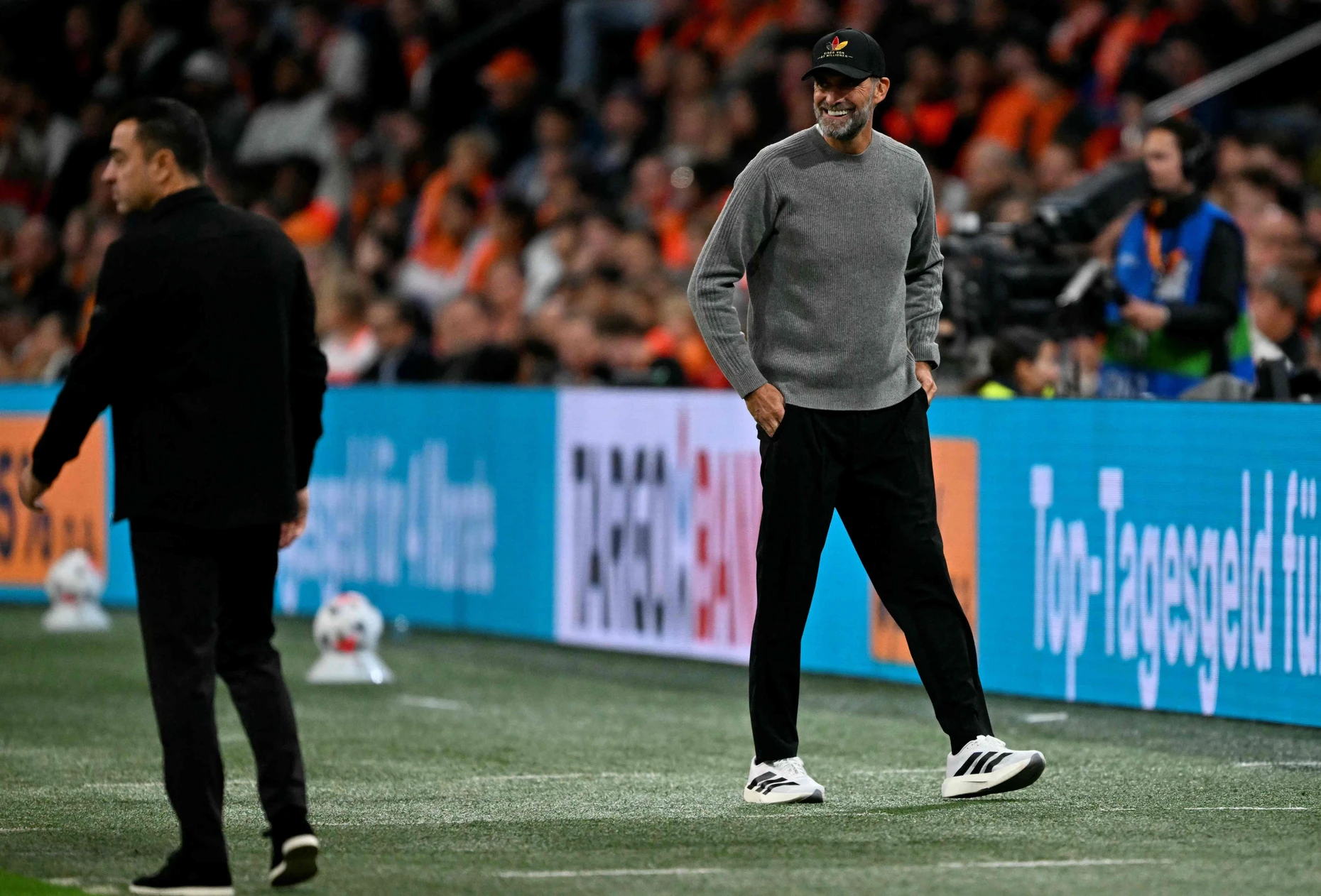 Schwarze Hose, grauer Pullover, schwarze Kappe: Jürgen Klopp während der Partie in Amsterdam an der Seitenlinie