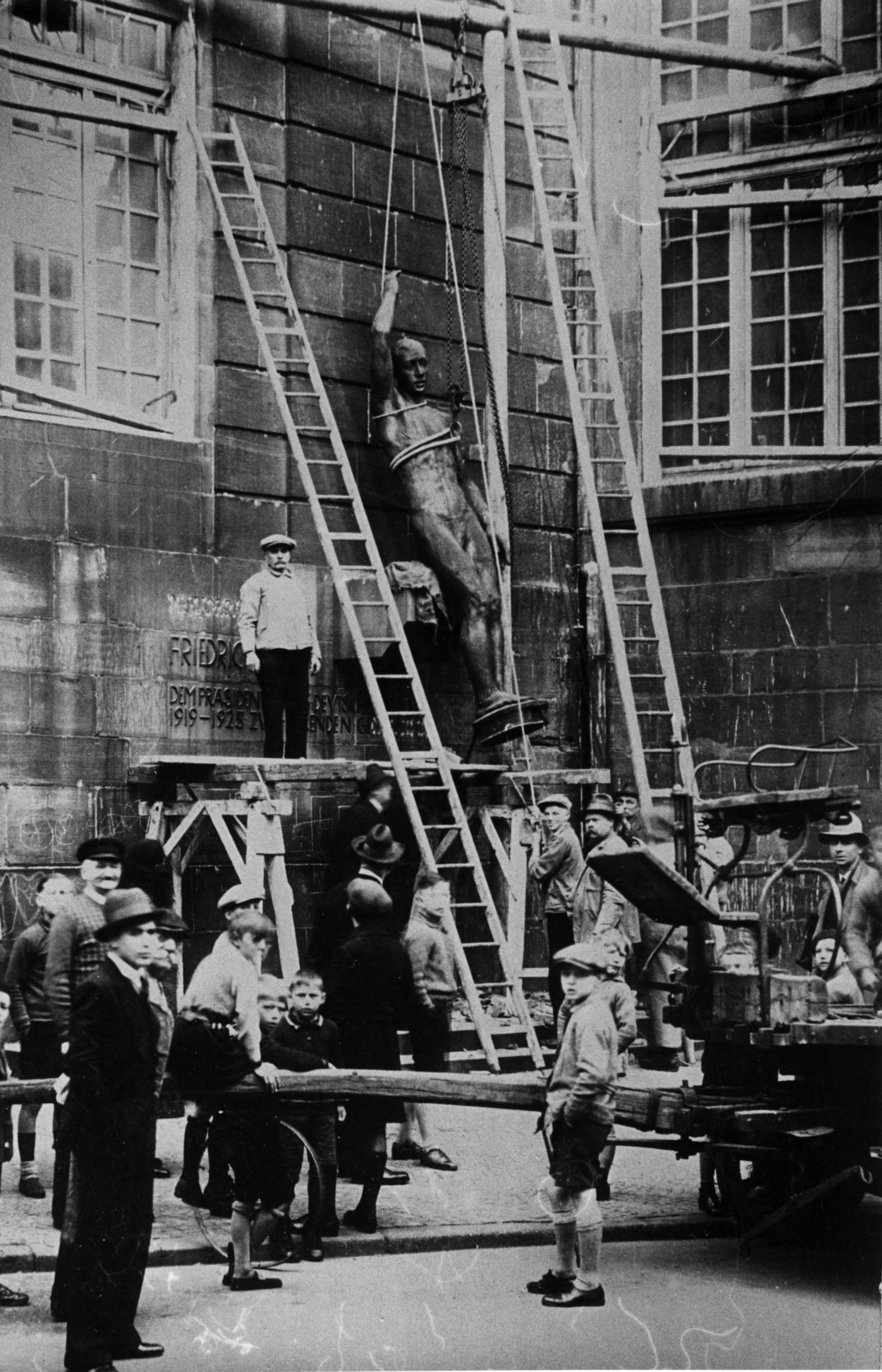 Die Nationalsozialisten wollten die Statue nicht: Abnahme des Friedrich-Ebert-Denkmals an der Paulskirche am 6. April 1933.