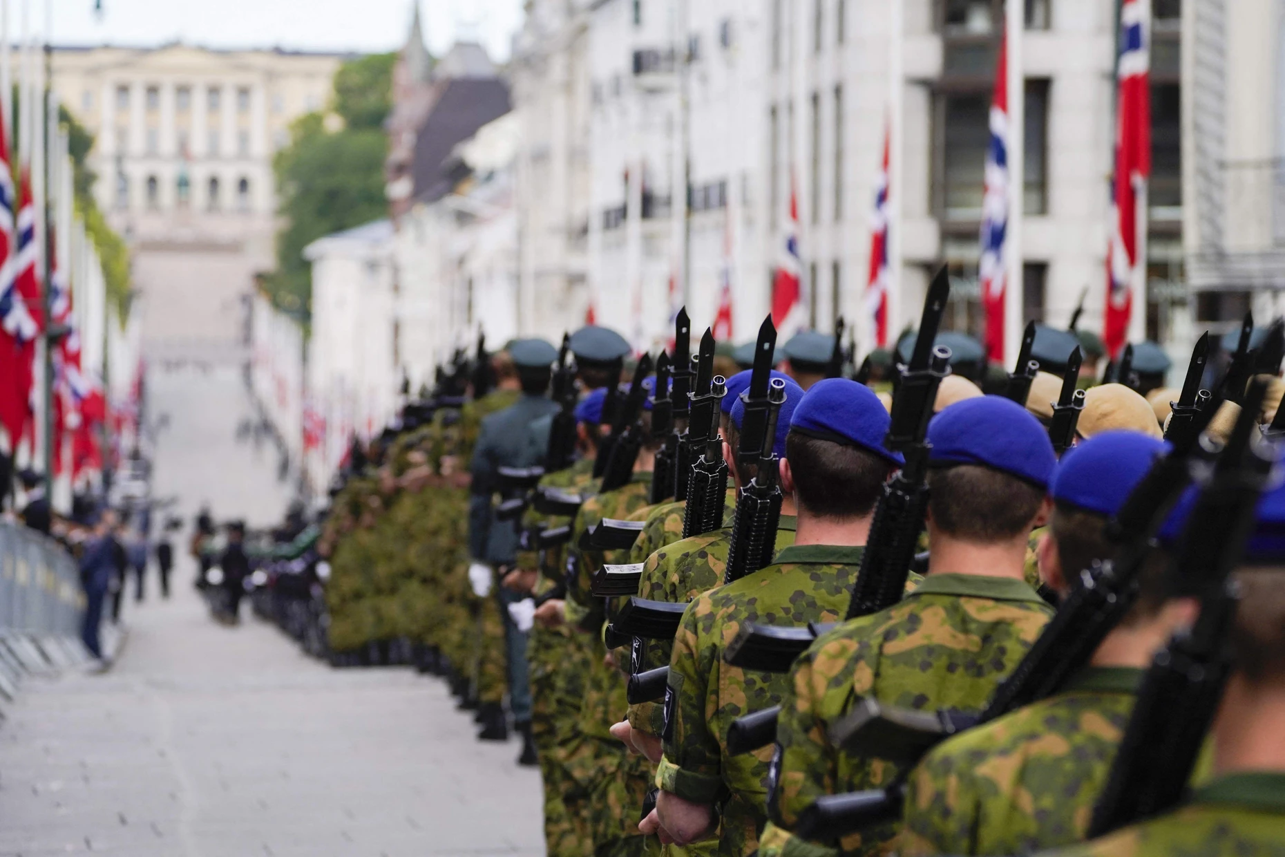 Erweisen dem König die letzte Ehre: Norwegische Soldaten marschieren vor dem Trauerzug durch die Osloer Innenstadt.