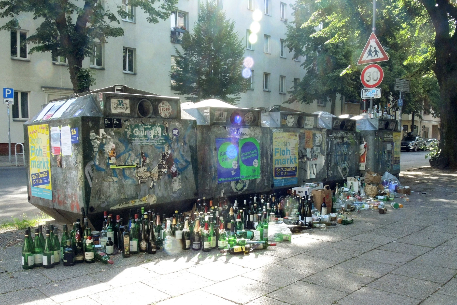 Das Müllproblem in den Griff bekommen: Altglas in der Kiefholzstrasse in Treptow.