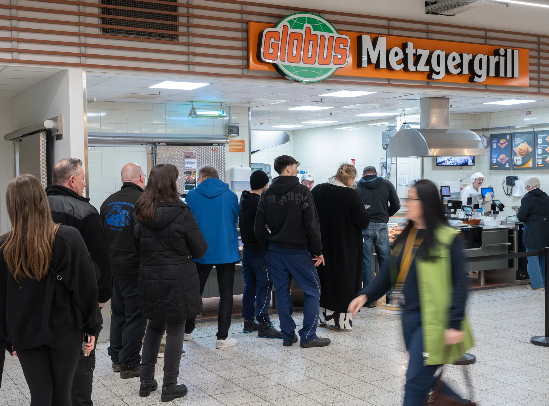 Abstimmung mit den Füßen: Kunden am „Metzgergrill“