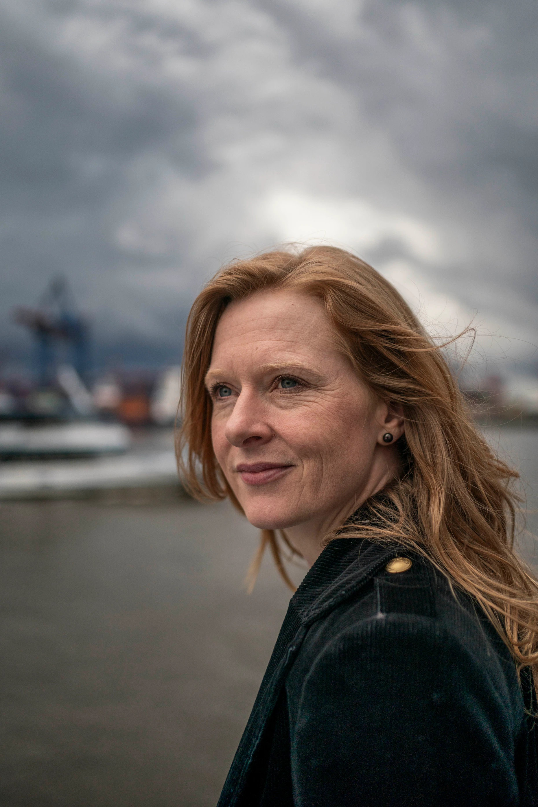 Auf dem Rückweg kippt das Wetter: Anja Kampmann auf der Fähre von Finkenwerder zu den Landungsbrücken. Im Hintergrund der Hamburger Hafen.