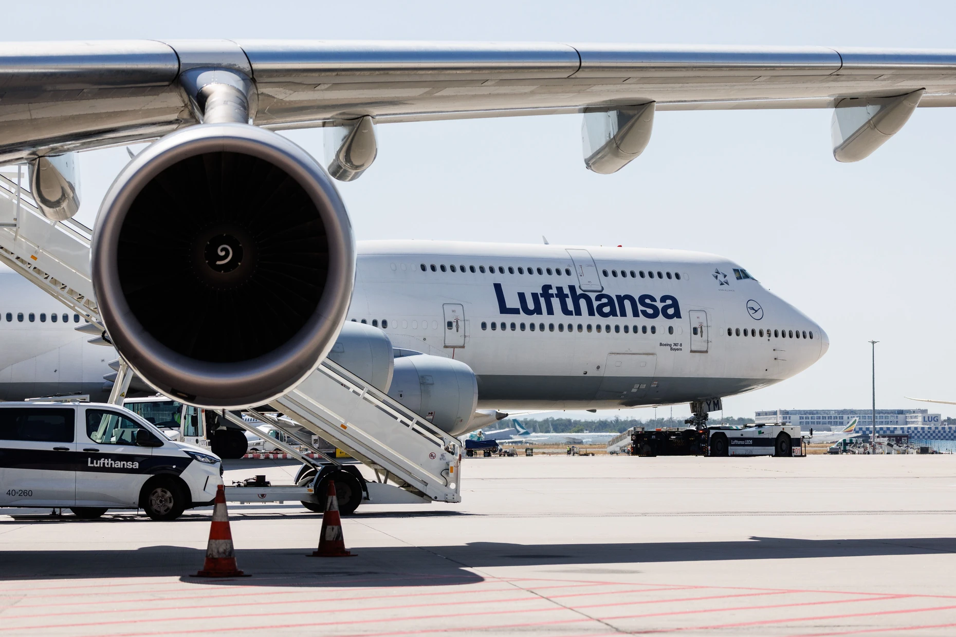 Eine Boeing 747 der Lufthansa rollt über das Vorfeld des Frankfurter Flughafens.