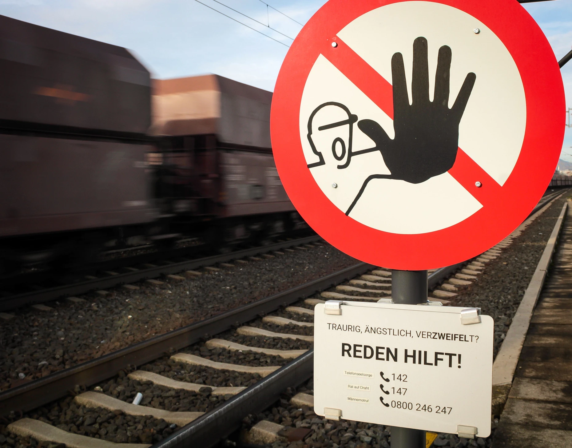 In Österreich versuchen solche Schilder direkt an Gleisen, Menschen mit Suizidgedanken zu erreichen.