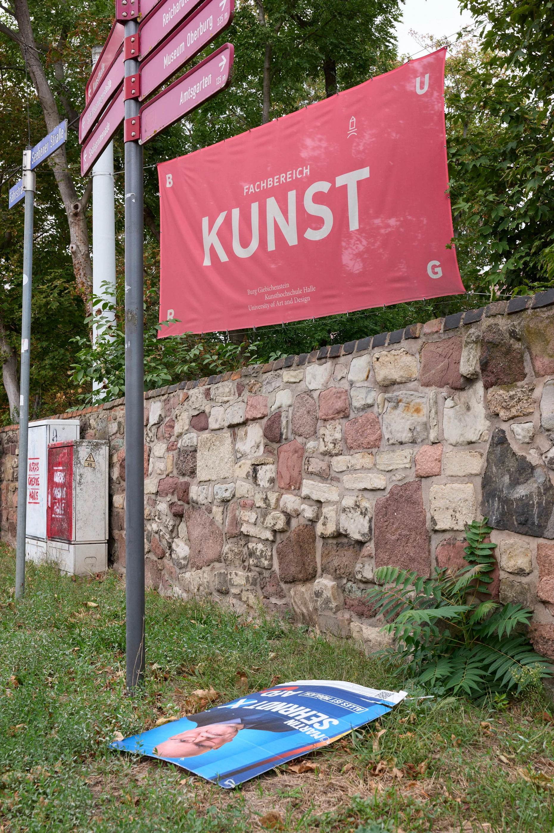 Vor dem Campus Kunst der Burg Giebichenstein liegt ein abgerissenes Wahlplakat der AfD.