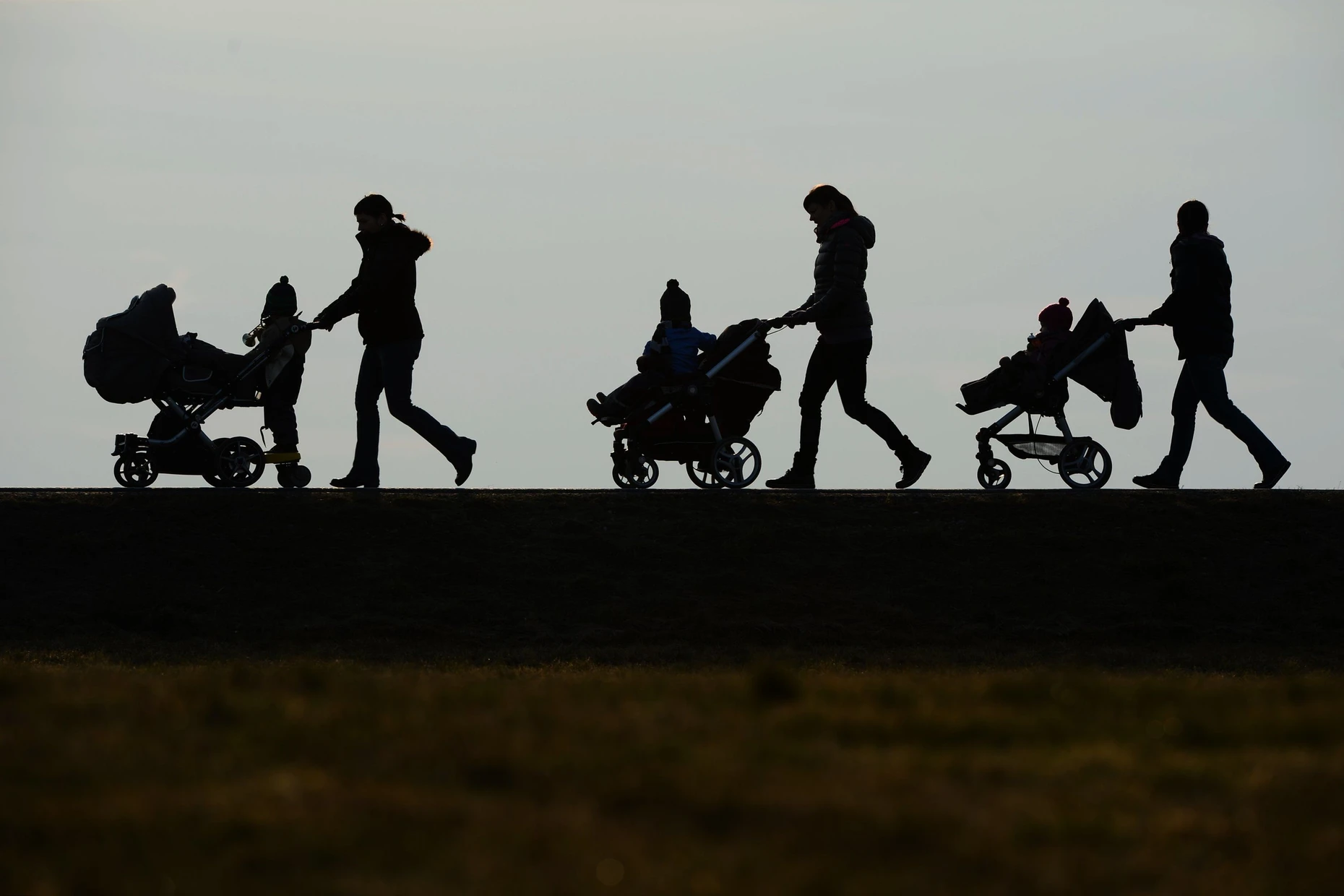 Junge Familien mit Kindern: In einem einzigen Hochhaus in Duisburg konnten Anfang 2025 bei einer Razzia 59 Betrugsfälle mit zum Schein gemeldeten Kindern aufgeklärt werden.