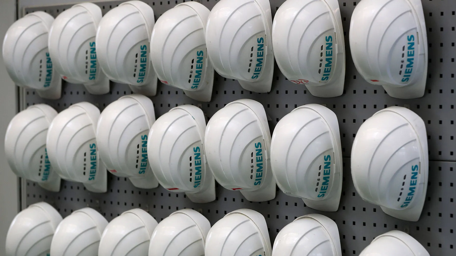 Schutzhelme hängen im Siemens Werk für Dampfturbinen-Service in Nürnberg.