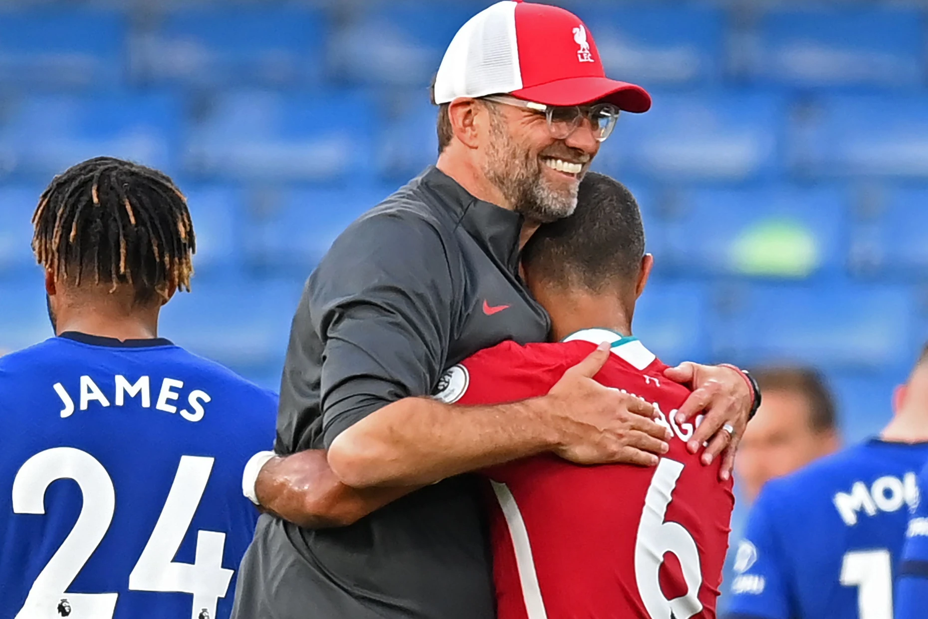 Eigene Ruhe kann ansteckend sein – Freude auch: Klopp und sein Spieler Thiago nach einem Spiel mit Liverpool 2020.