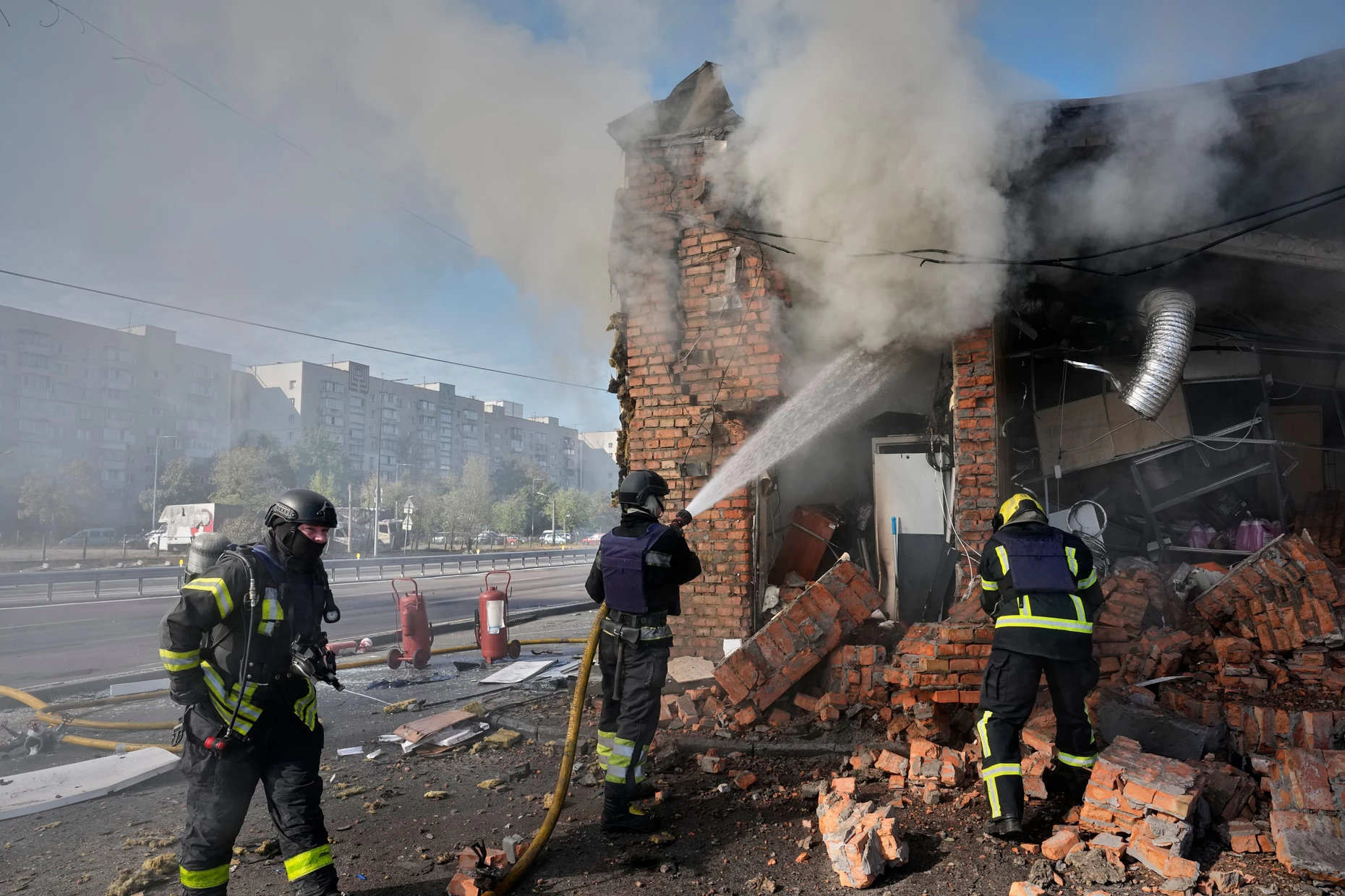 Ukrainische Feuerwehrleute löschen einen Brand nach einem russischen Drohnenangriff  in Kiew.