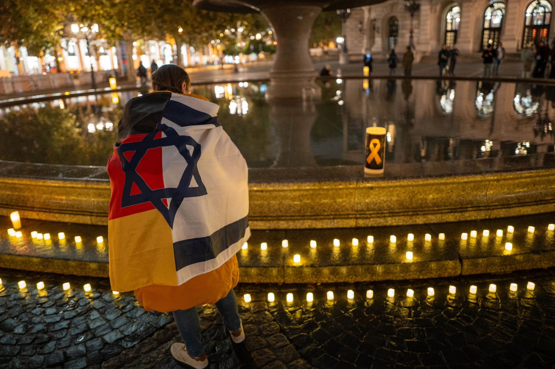 Gedenken an das Hamas-Massaker vom 7. Oktober im Jahr darauf auf dem Opernplatz in Frankfurt.
