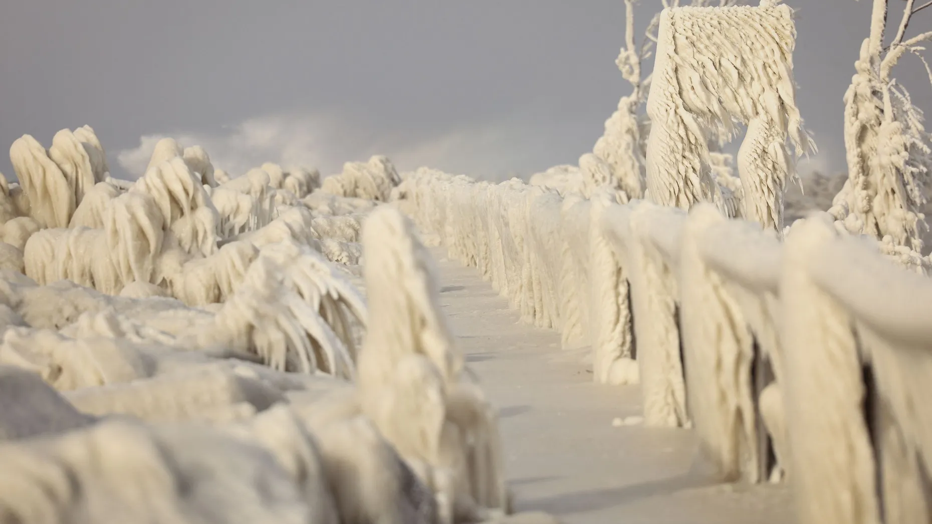 Erie County im Bundesstaat New York wurde besonders schwer von dem Schneesturm getroffen. Selbst Schneeräumgeräte kamen nicht gegen die Niederschlagsmassen an. Am Ufer des Lake Erie fror die Gischt der Wellen zu einer bizarren Eislandschaft.