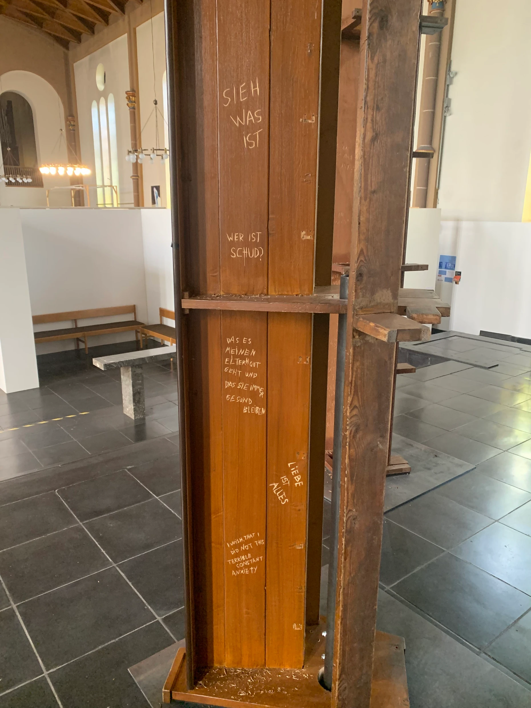  in Kirchenholz geschnitzte Stimmen zu Nasan Turs Installation „Elevation“