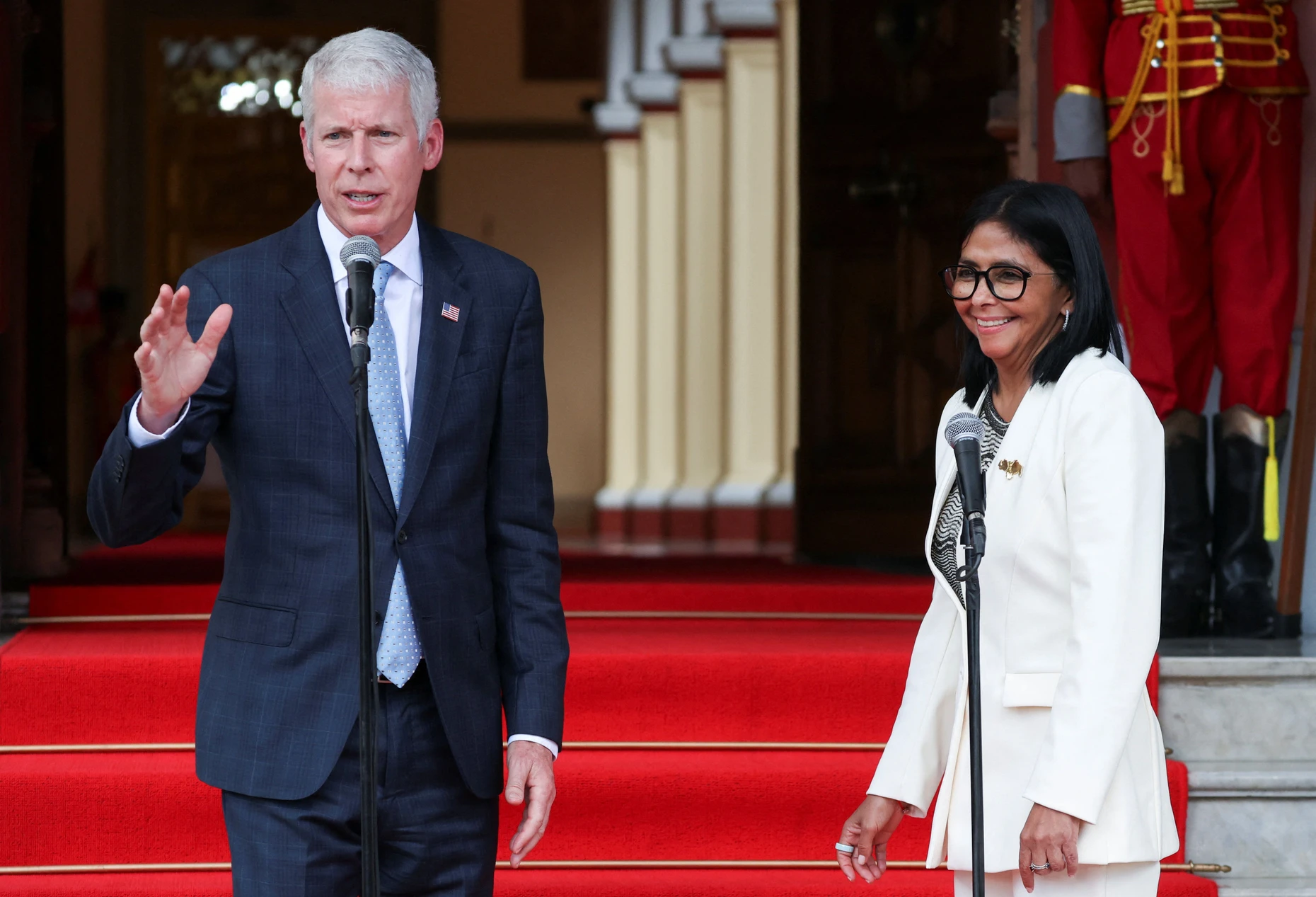 Chris Wright und Delcy Rodríguez bei der Pressekonferenz in Caracas am Mittwoch