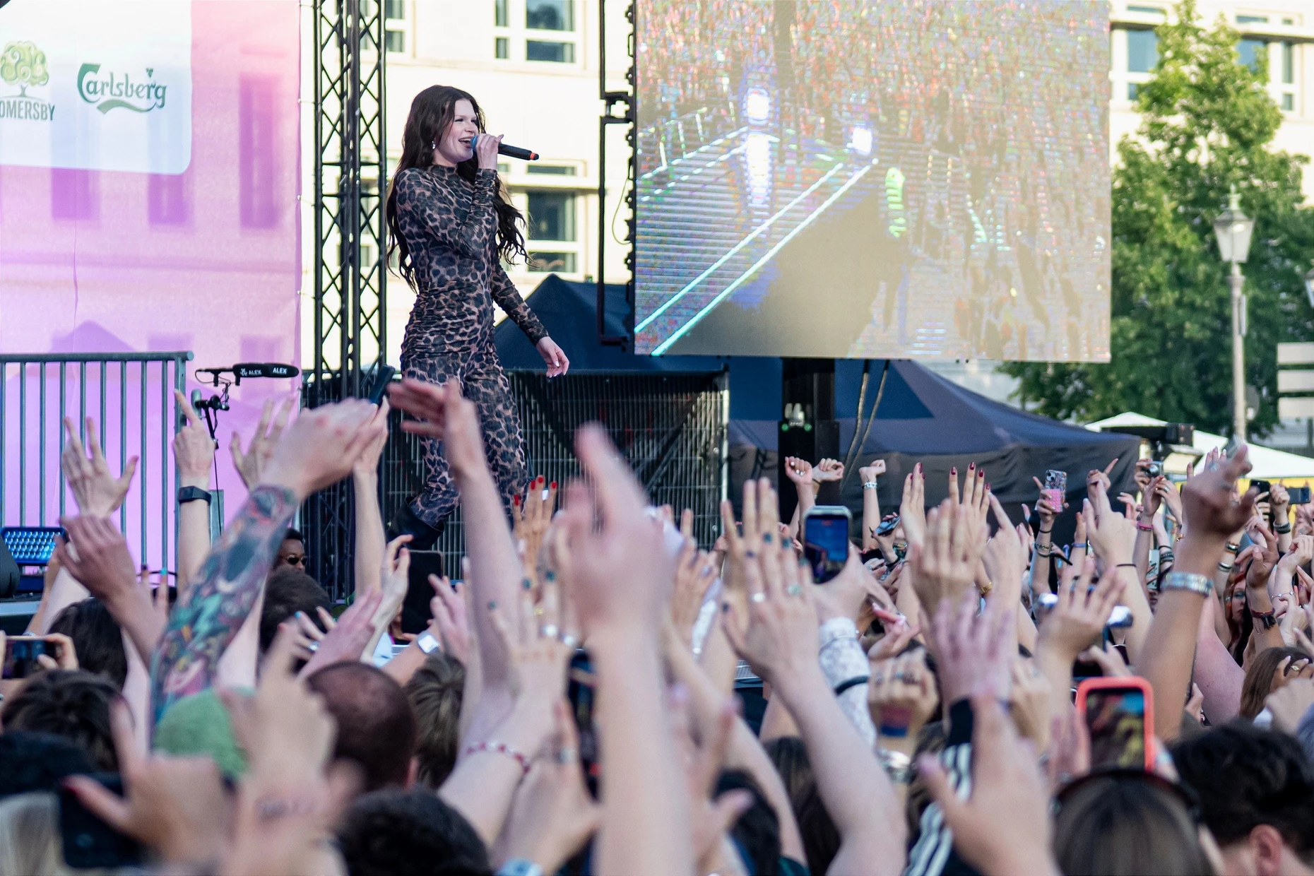„Schön, dass ich heute hier spielen darf“: Rapperin Ikkimel machte am Freitagabend den Auftakt des Berliner Christopher Street Days (CSD) am Brandenburger Tor.