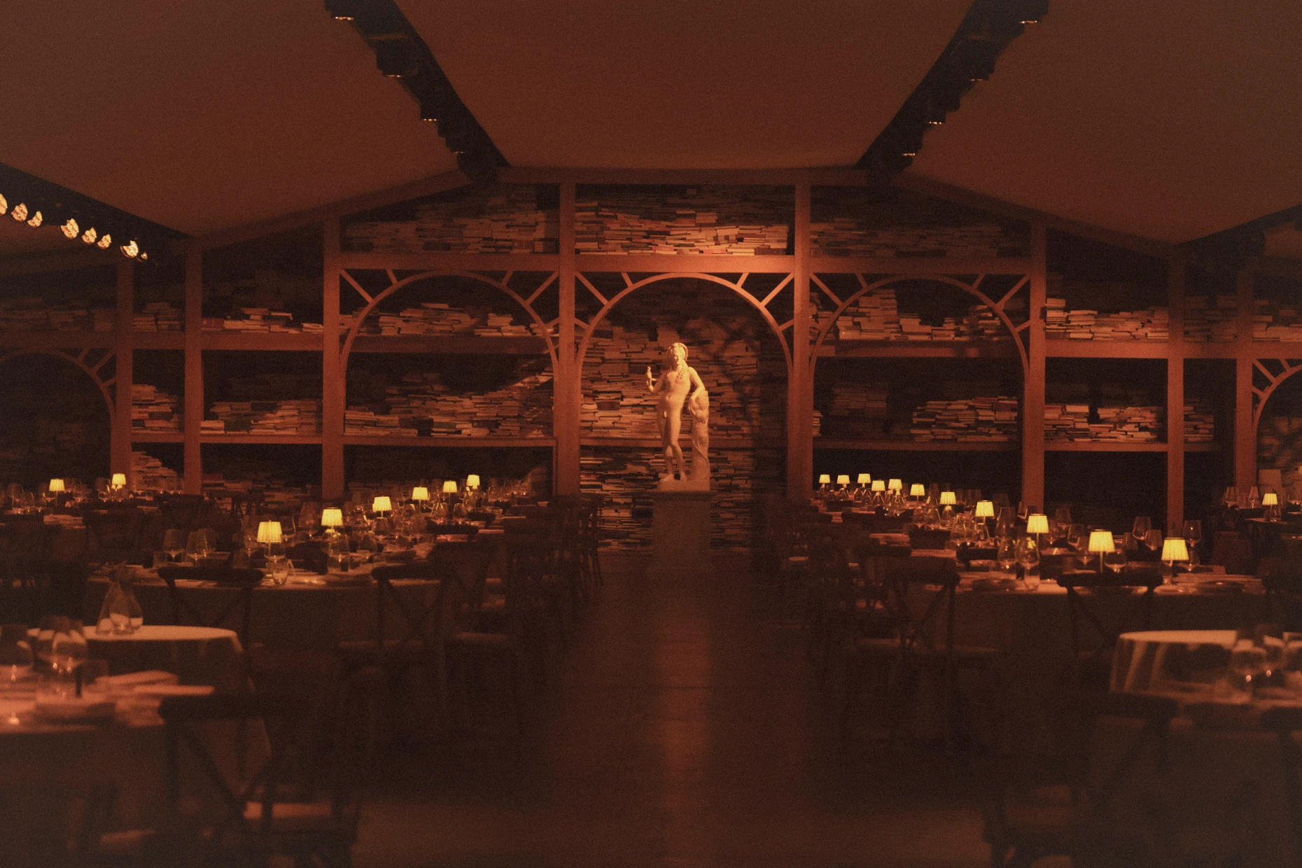 Zum Premierendinner seines Films „Brunello: The Gracious Visionary“ (etwa: „Der gütige Visionär“) hat Cucinelli in seine Büchersammlung eingeladen.