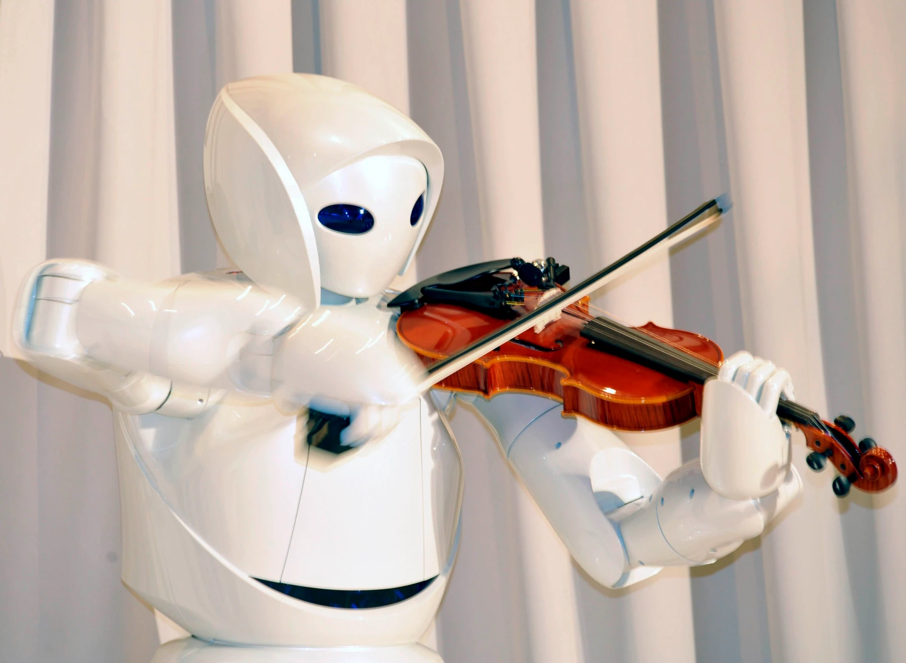 Die erste Geige: Ein Roboter von Toyota Motor spielte 2007 in Tokio das Motiv aus dem ersten Marsch von „Pomp and Circumstances“ von Edward Elgar.