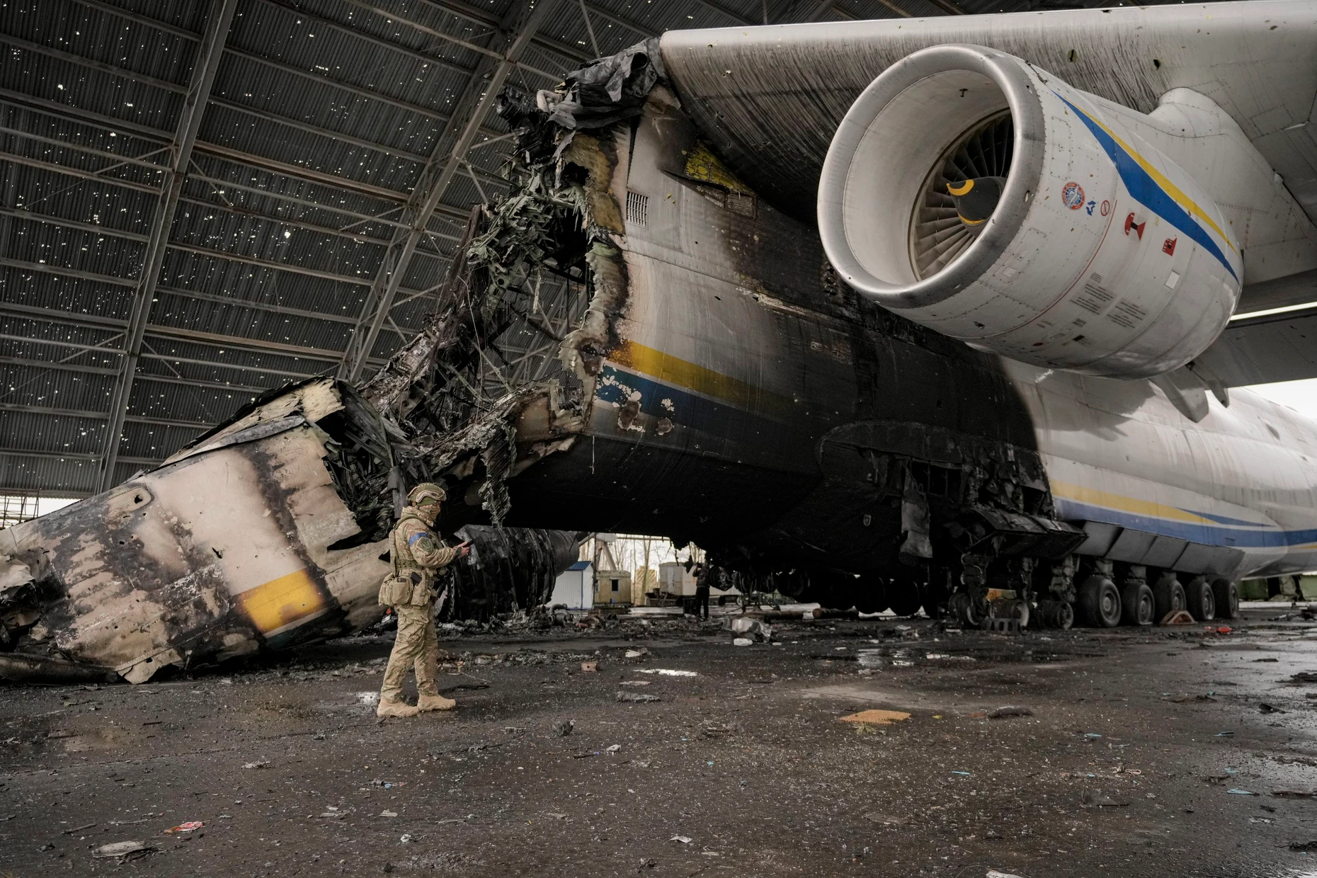 In den ersten Kriegstagen zerstört: Das Frachtflugzeug Mrija auf dem Flughafen in Hostomel am 2. April 2022, nachdem ukrainische Truppen den Flughafen wieder vollständig unter Kontrolle gebracht haben