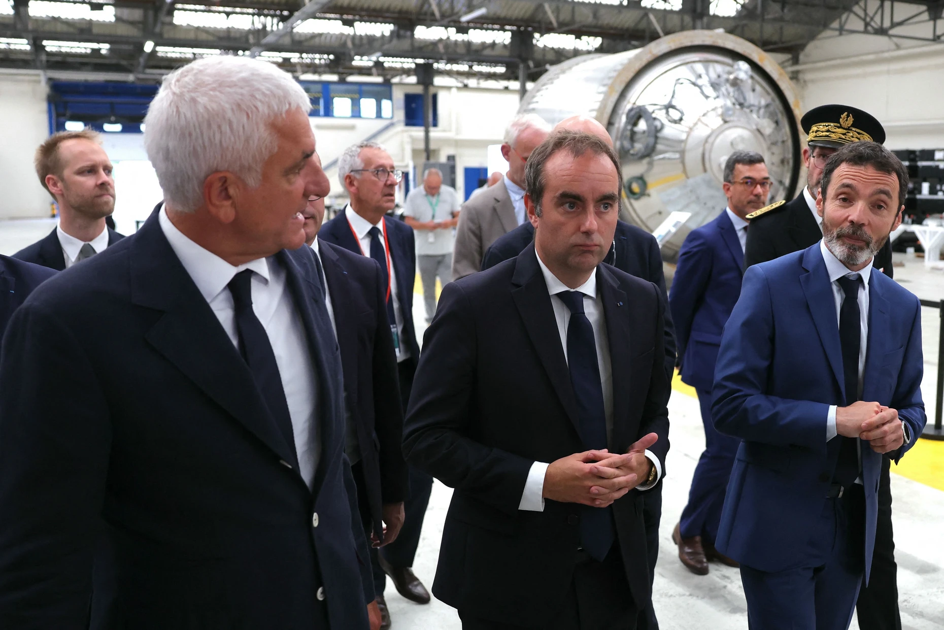Frankreichs Premierminister Sébastien Lecornu (Mitte) besucht mit dem Präsidenten der Region Normandie, Hervé Morin (links), und Maiaspace-Chef Yohann Leroy (rechts) am Freitag das Gelände des künftigen Raketenwerks in Vernon.