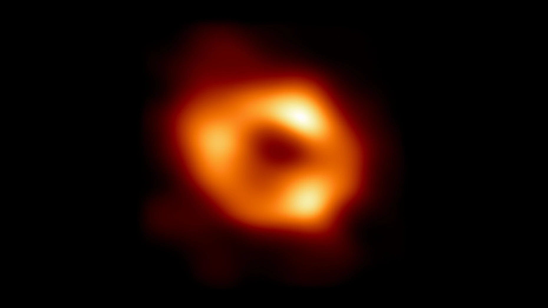 Das erste Bild von Sagittarius A*, dem Schwarzen Loch im Zentrum unser Galaxie. Ermöglicht wurde die Aufnahme durch Beobachtungen mit dem „Event Horizon Telescope“ (EHT), einem Zusammenschluss von acht Radio-Sternwarten auf vier Kontinenten zu einer Art Superteleskop.