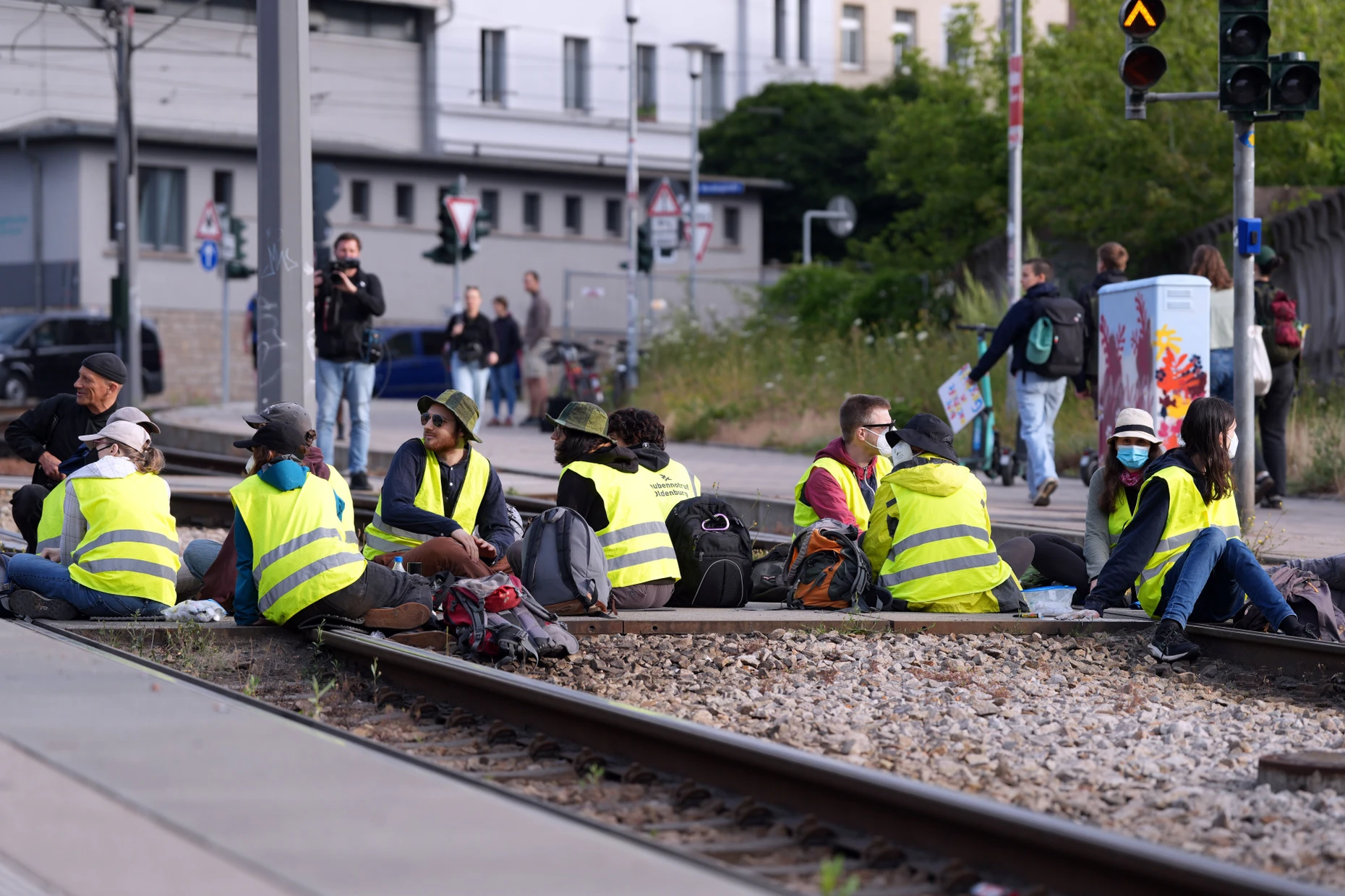  Demonstranten des Bündnisses „Widersetzen“ versuchen am 4. Juli 2026, die Anreise zum AfD-Bundesparteitag in Erfurt zu behindern.
