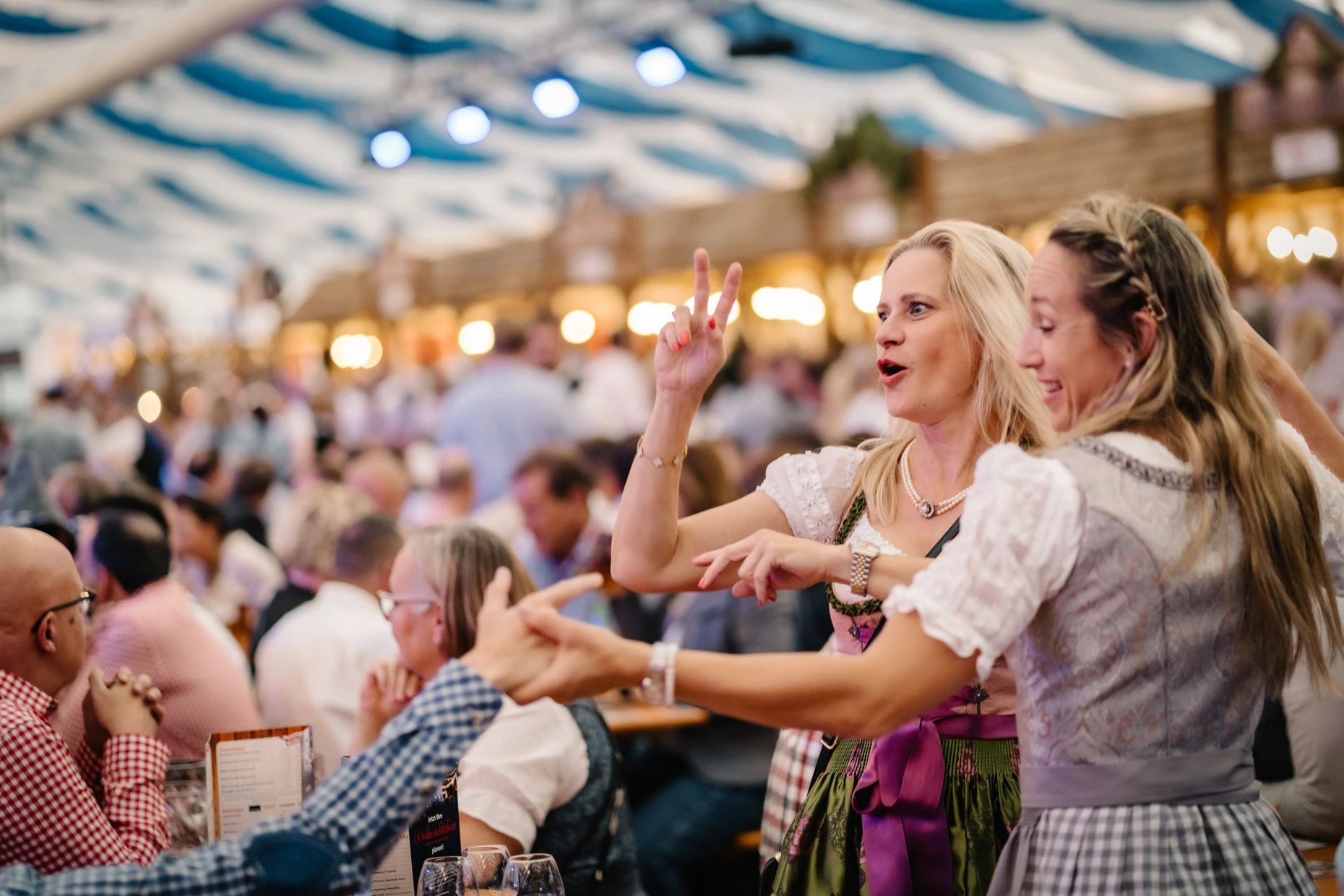Partystimmung im Dirndl:  Beim Oktoberfest am Waldstadion herrscht gute Laune.