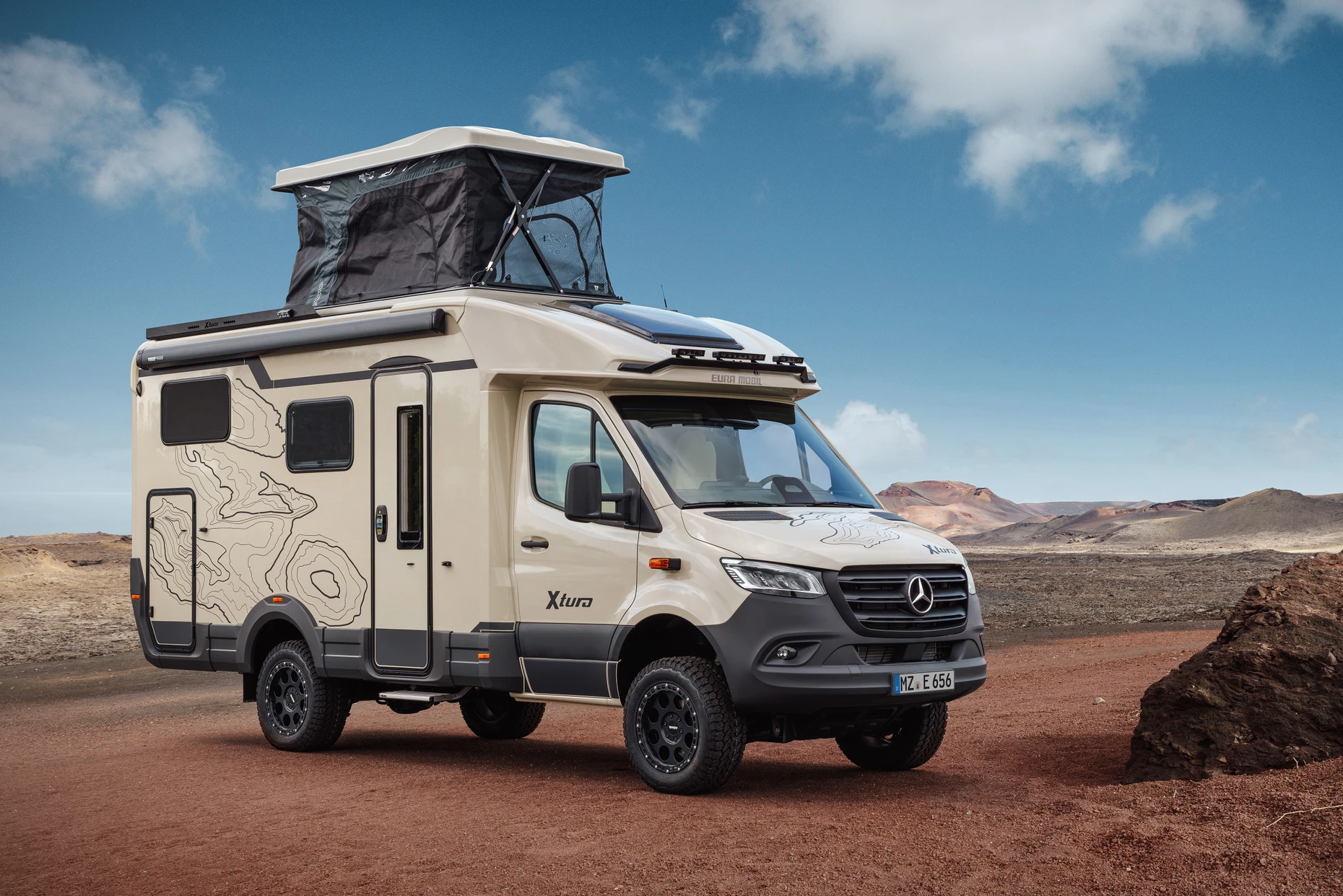 Wir sind dann mal weg: Eura Xtura 656 HB, Ergänzung zum erfolgreich eingeführten, 20 cm längeren Modell 686 EF, wird komplett mit Dachzelt von Vickywood und Solaranlage ab 183.000 Euro angeboten. Hat im Vergleich zum größeren Modell nur Querdoppelbett im Heck statt Einzelbetten, liegt wegen Dachzelt und besserer Ausstattung aber im Grundpreis über dem größeren Modell
