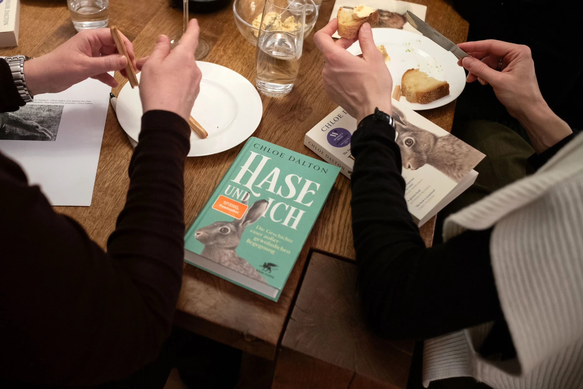 Das Buch des Abends: „Hase und ich“ von Chloe Dalton, hier auf Reischs Esstisch neben dem englischsprachigen Original, „Raising Hare“