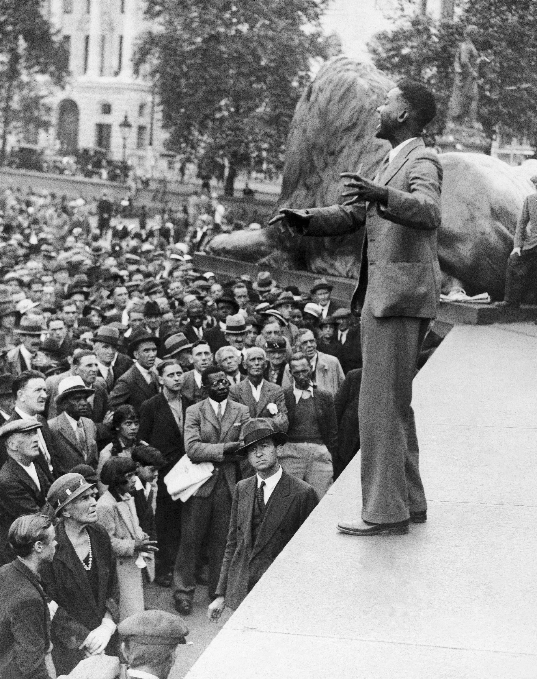 Gegen die Gewalt des Westens: der antikoloniale Aktivist C. L. R. James bei einer Kundgebung auf dem Trafalgar Square in London am 25. August 1935
