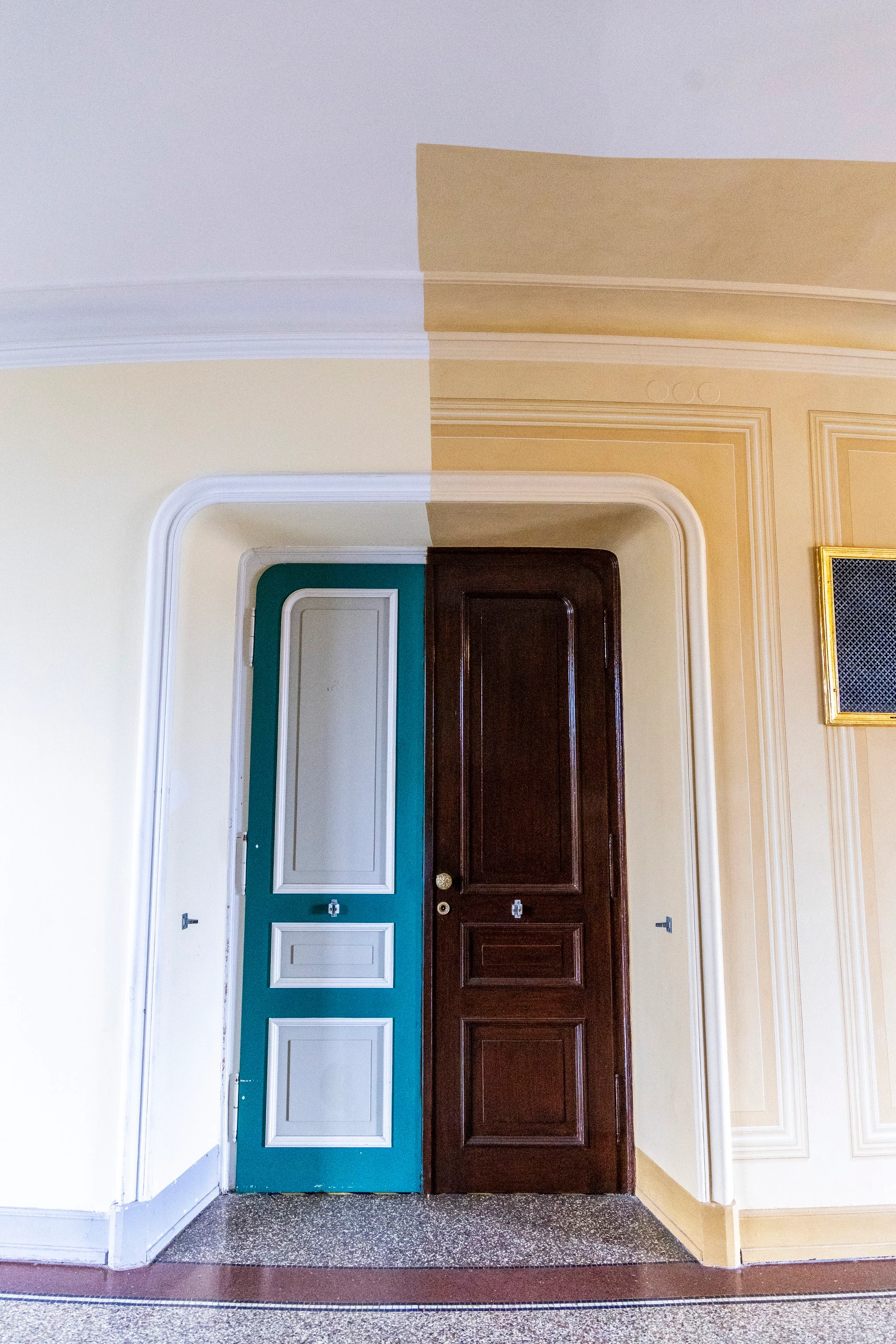 Früher war die Farbgebung heller: eine „Musterachse“ im Wandelsaal zeigt den Unterschied.