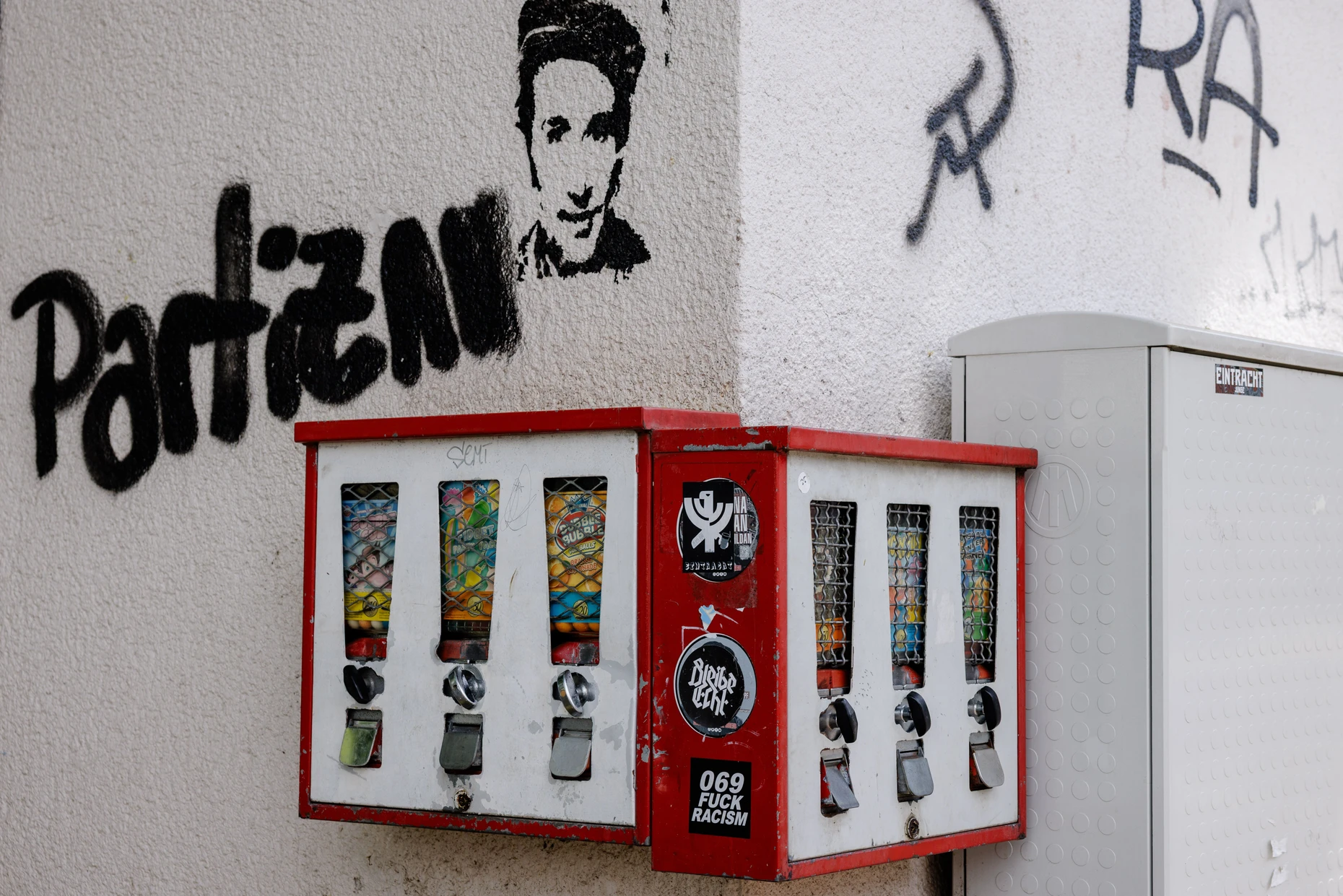 Noch in Betrieb: Kaugummiautomaten an einer Hauswand im Gallus