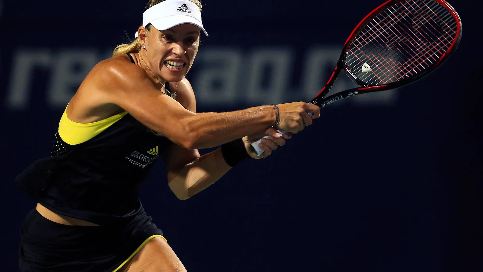 Angelique Kerber hat beim WTA-Turnier in Toronto das Achtelfinale erreicht. Nach einem Freilos in der ersten Runde bezwang die Weltranglisten-Dritte am Mittwoch (Ortszeit) die Kroatin Donna Vekic mit 6:4, 7:6 (7:5). In der nächsten Runde trifft die Kielerin auf die Amerikanerin Sloane Stephens, die sich mit 7:6 (7:4), 3:6, 6:2 gegen die Tschechin Petra Kvitova durchsetzte. Das Hartplatz-Turnier in Kanadas größter Stadt ist mit rund 2,4 Millionen Dollar dotiert und dient der Vorbereitung auf die US Open, die am 28. August in New York beginnen. (dpa)
