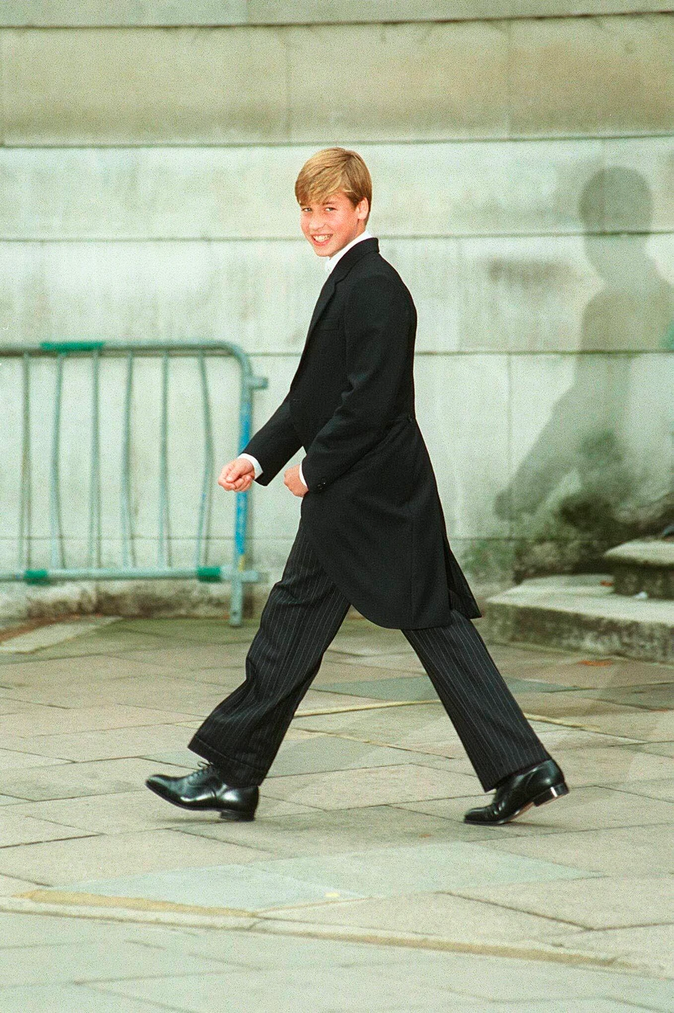 Der erste Schultagg: Prinz William wird am 7. September 1995 zum Träger der Uniform des Eton College.