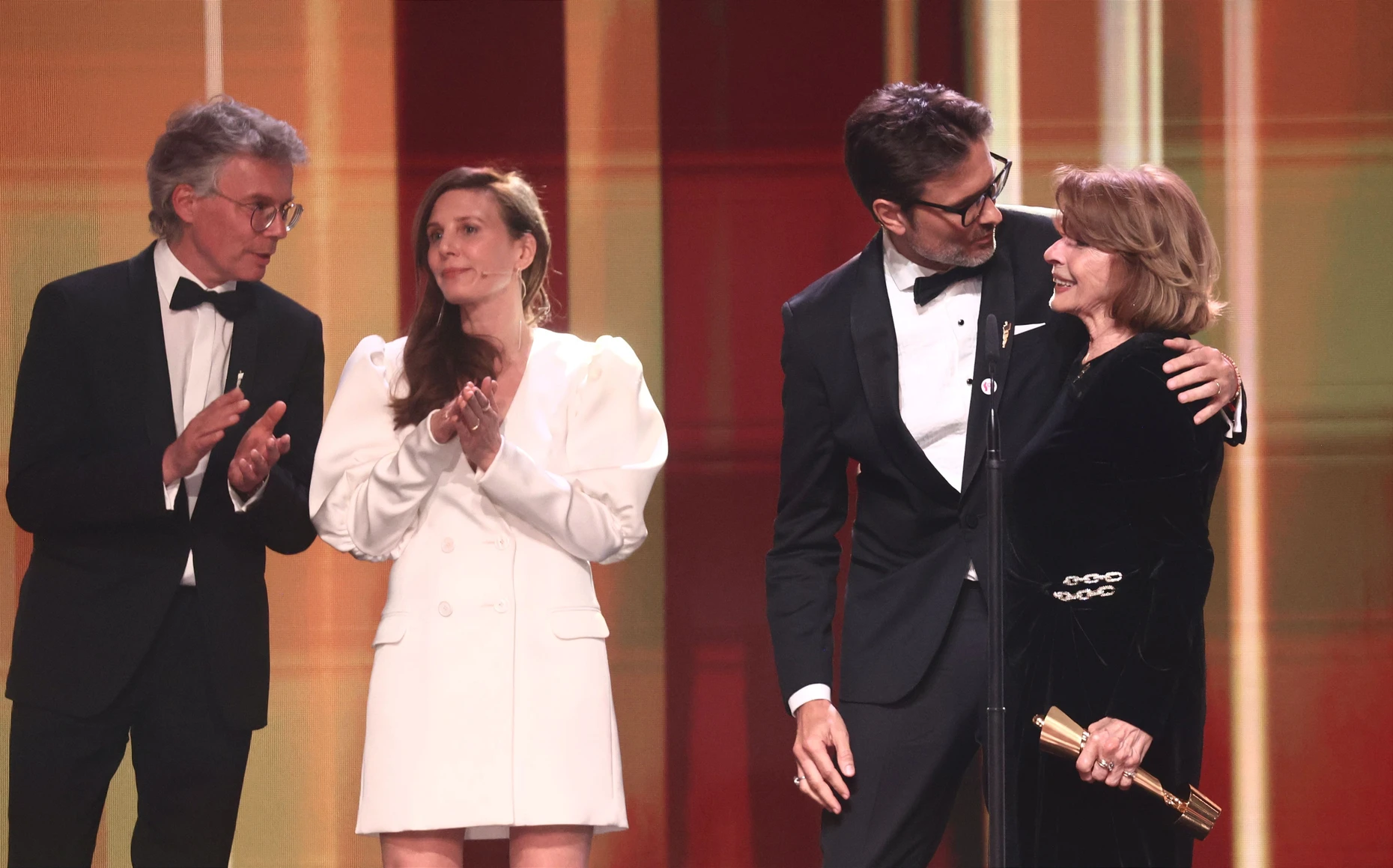 Schauspielerin Senta Berger (r.) beim Deutschen Filmpreis im Arm ihres Sohnes Simon Verhoeven.