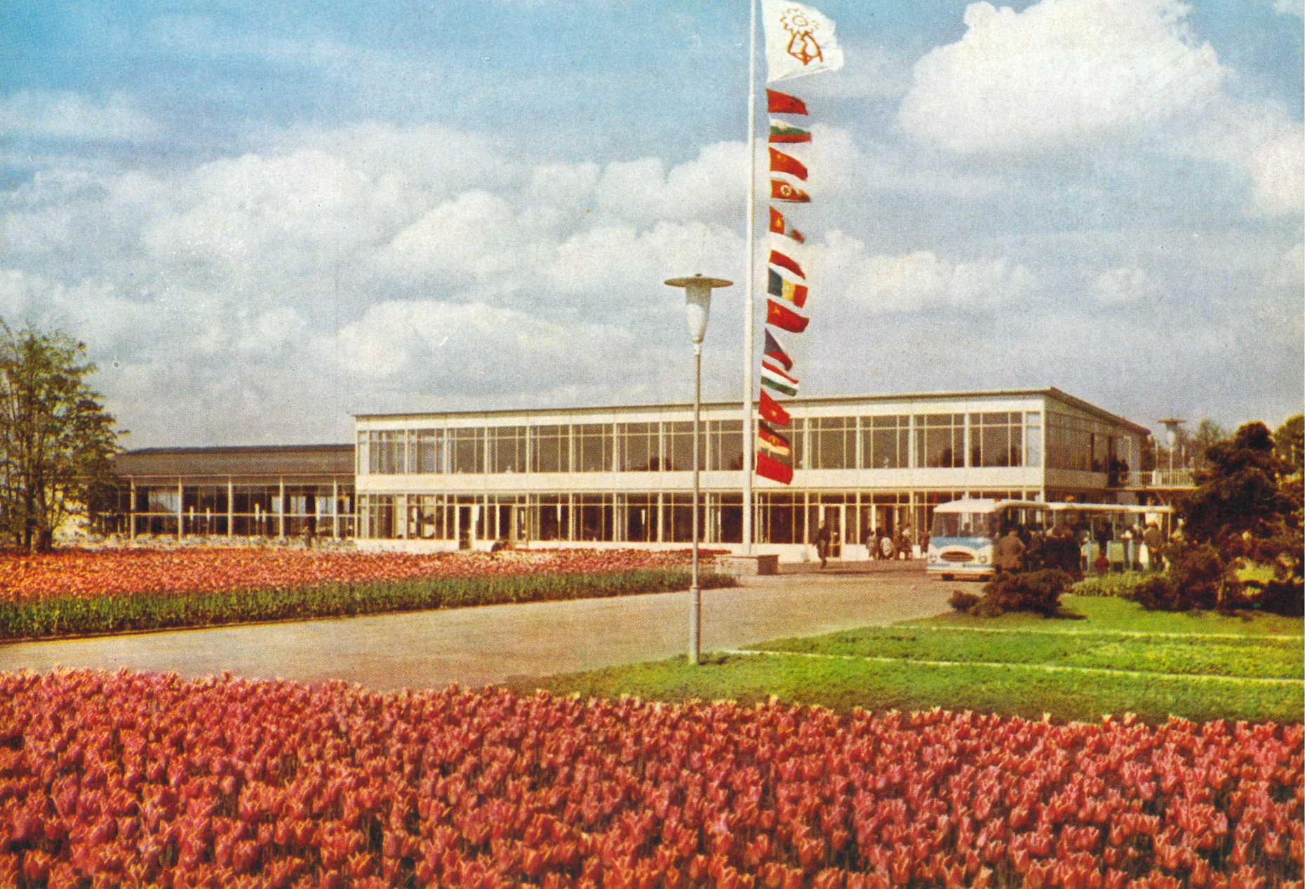 Staatlich inszenierte Leistungsschau: das Hauptgebäude der iga im April 1961