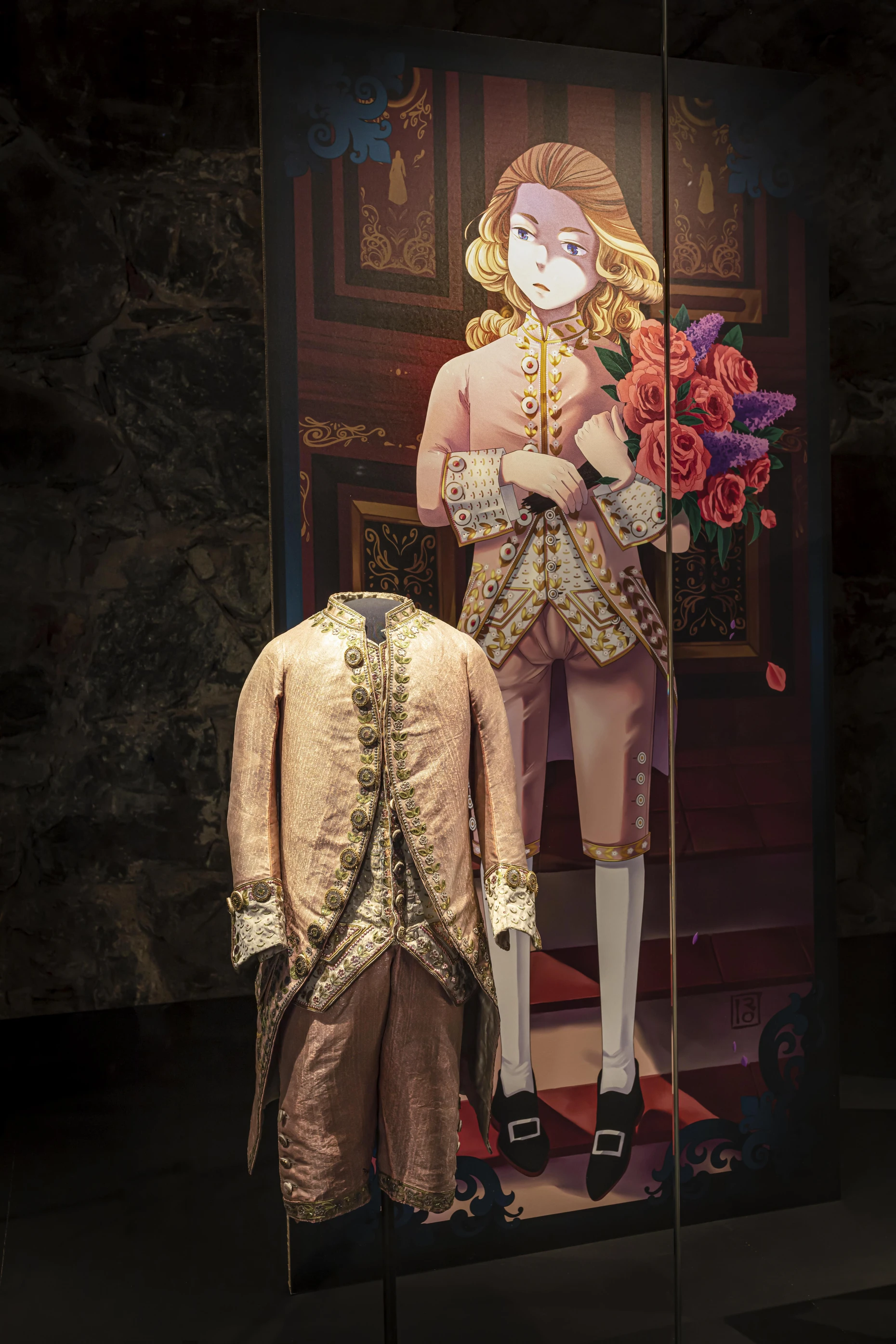  Das originale Outfit des künftigen Zaren Alexander I. von Russland in der Ausstellung „Manga Royals“ in der Königlichen Rüstkammer Stockholm